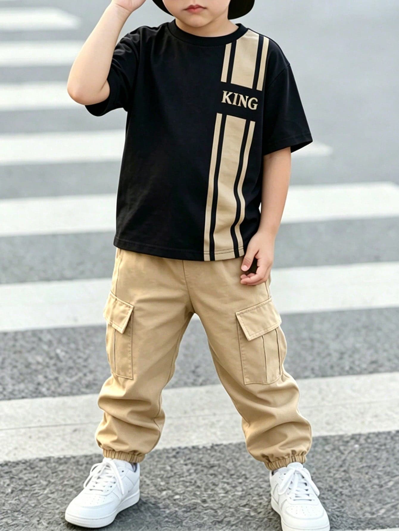SHEIN Genkimix Kids Young Boy King Slogan Print Design Crew Neck Short Sleeve T-Shirt And Cargo Pants Set, Fashionable Casual Outfit For Parties, Festivals, Spring/Summer