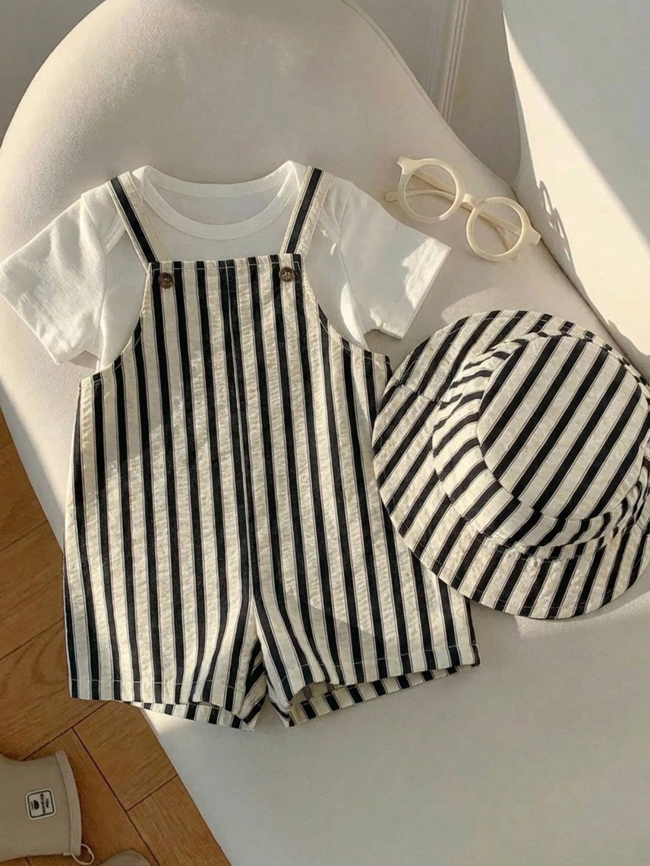 SHEIN 2pcs/Set Baby Boy/Girl Summer Striped Bib Overalls & Bucket Hat Set, Casual Outfit For Home, Outing, Beach