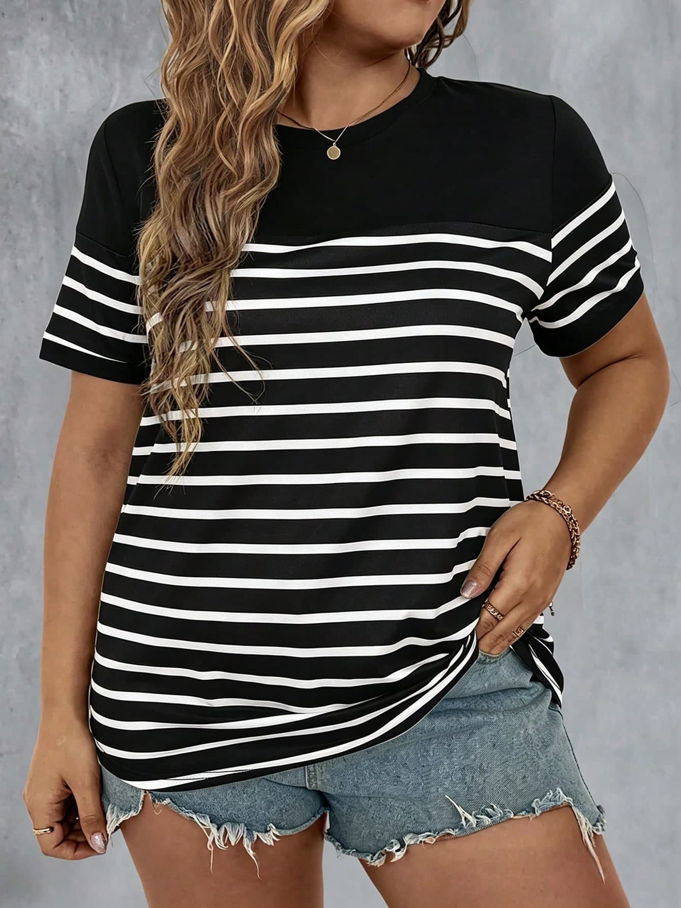 SHEIN LUNE CURVE Plus Size Women Summer Striped Print Round Neck Short Sleeve Casual T-Shirt Graphic Tees Women Tops