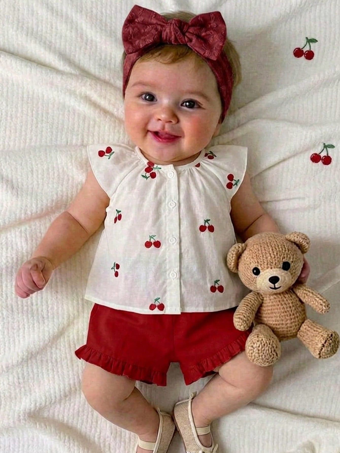 SHEIN 2-Piece Newborn Baby Girl White And Red Summer Cute Vacation Floral Embroidered Short-Sleeved Top And Shorts Set For Birthday,Parties,Everyday Wear