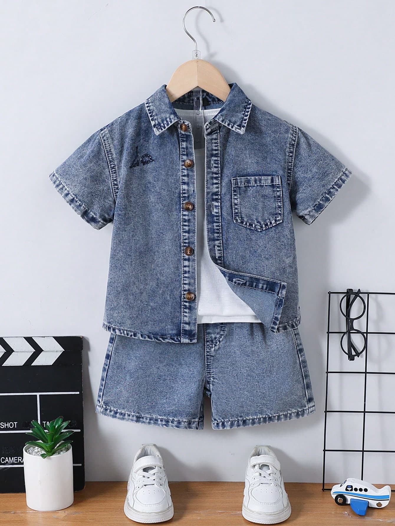 SHEIN Genkimix Kids 2pcs Toddler Boys' Denim Set,Blue Summer Career Day Dark Wash Short Sleeve Lapel Shirt,Dinosaur Embroidery,Soft Cotton Loose Fit Denim Outfit