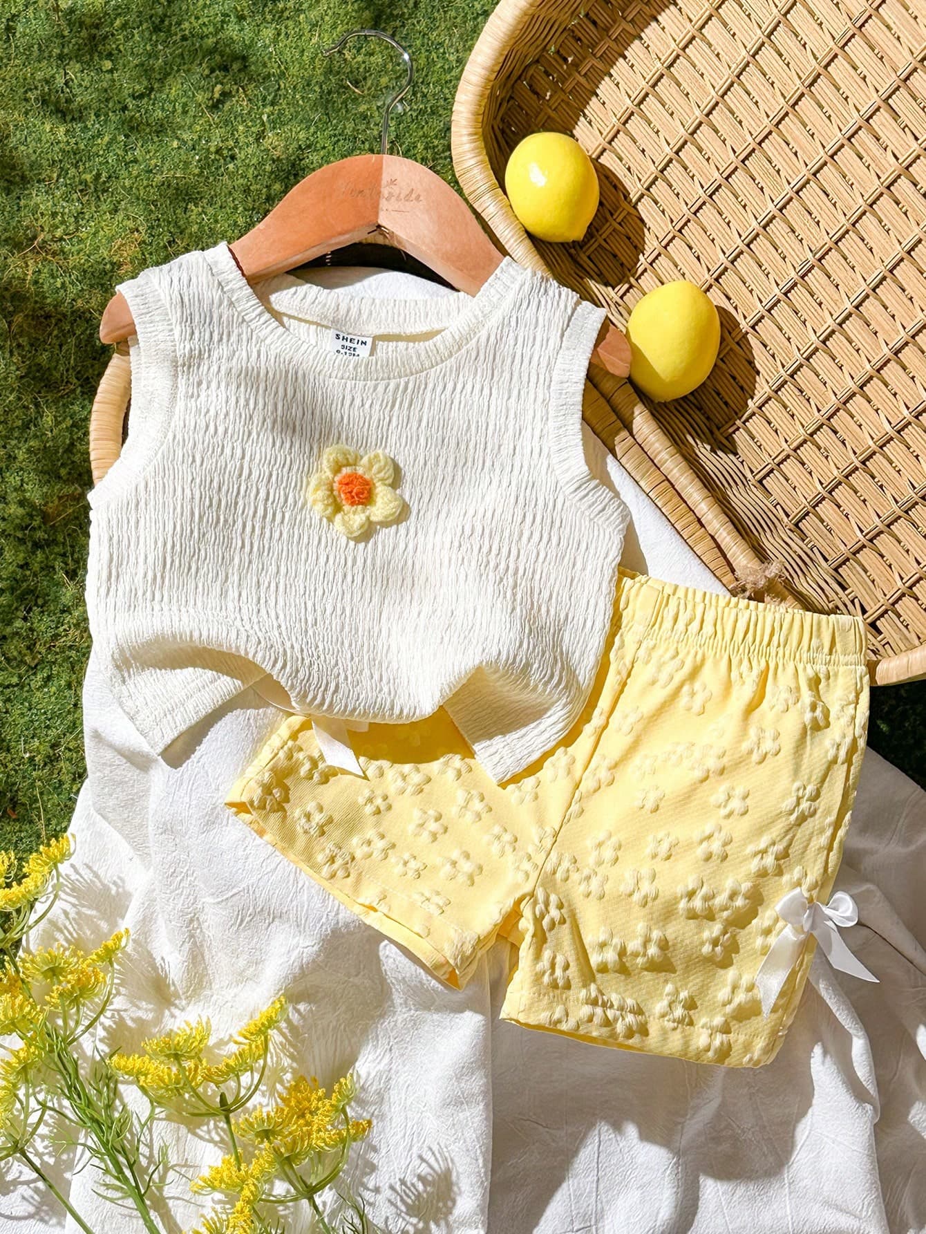 SHEIN Vintaside Kids Babygirl White Summer Cute Vacation Set,Infant/Baby Girl Round Neck Sleeveless 3D Flower Vest & Woven Jacquard Shorts,Casual Simple Daily Outfits