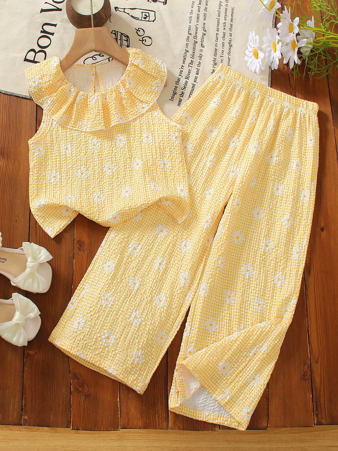 SHEIN 2pcs Young Girl Sweet Cute Princess Strawberry Print Sleeveless Top And Pants Set,3D Embroidery Ruffle Collar,Summer,Matching,Family Vacation Outfit
