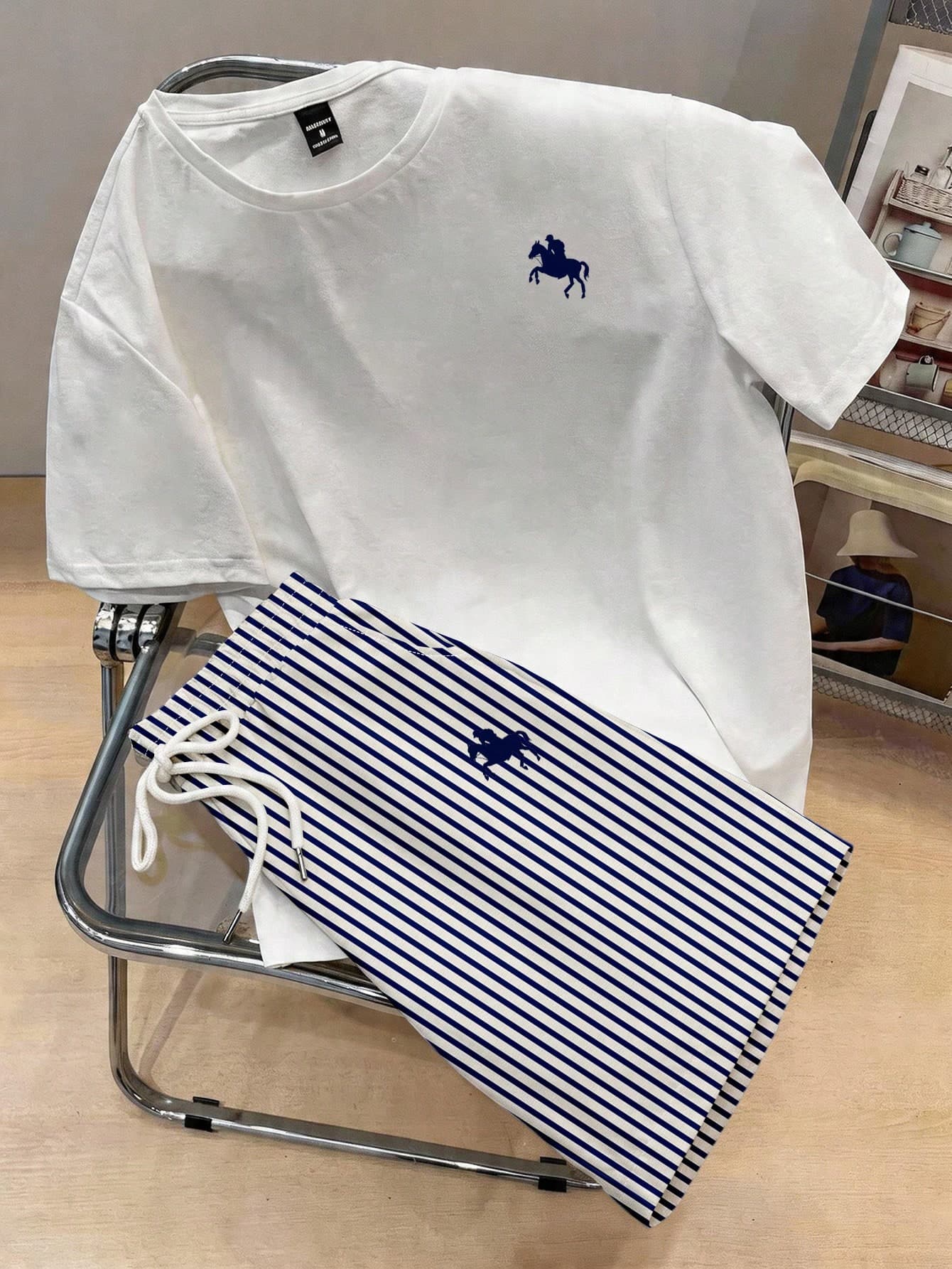 Manfinity Joysei 2pcs/Set Men's Casual Horse Rider Silhouette Print Short Sleeve T-Shirt And Striped Shorts, Fitted Shoulder Design, Suitable As Gift For Boyfriend