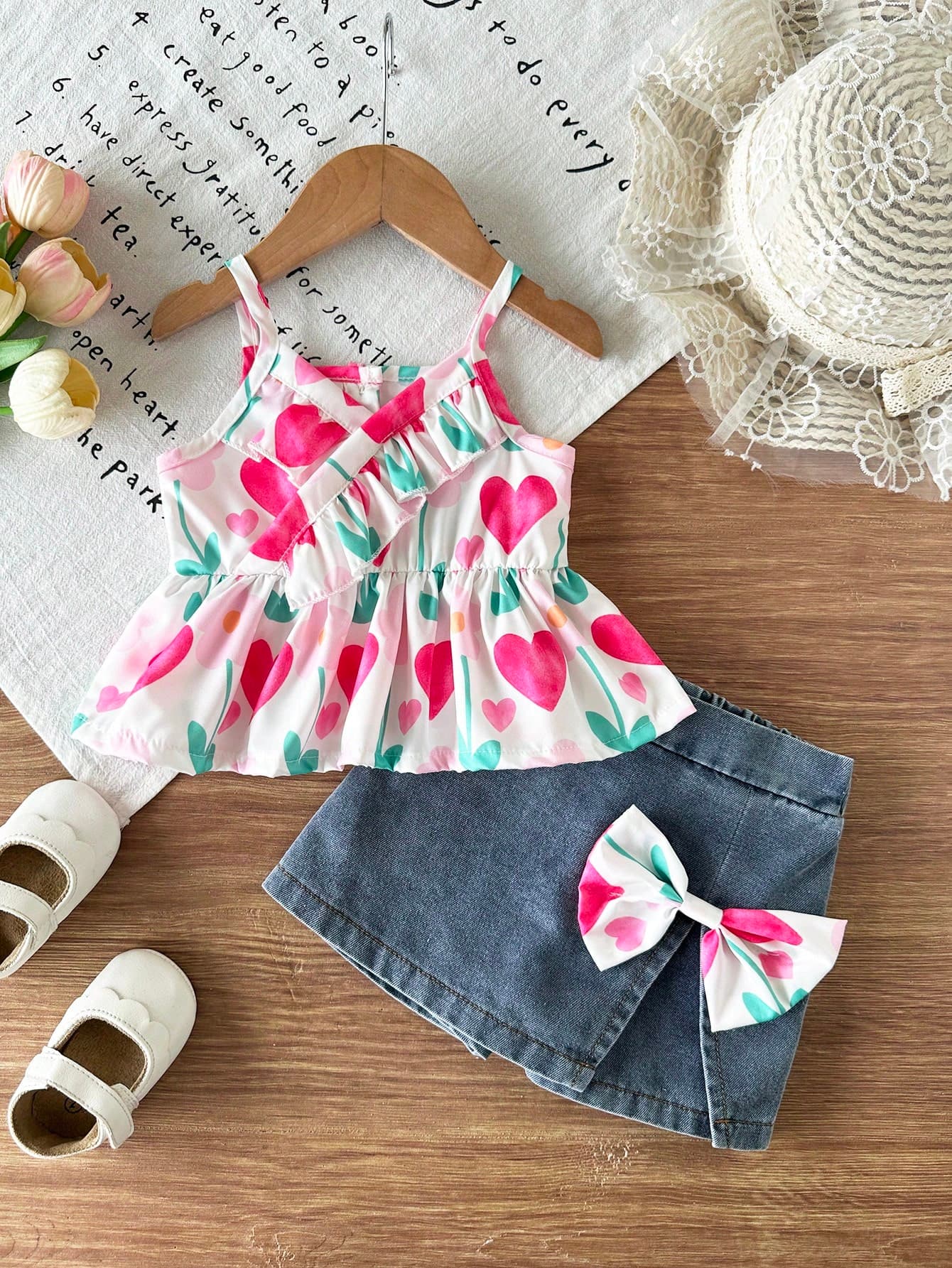 SHEIN 2pcs/Set Baby Girl Spring&Summer Casual Style,Heart And Flowers Print Sleeveless Camisole Top&Bowknot Decoration Short Jeans