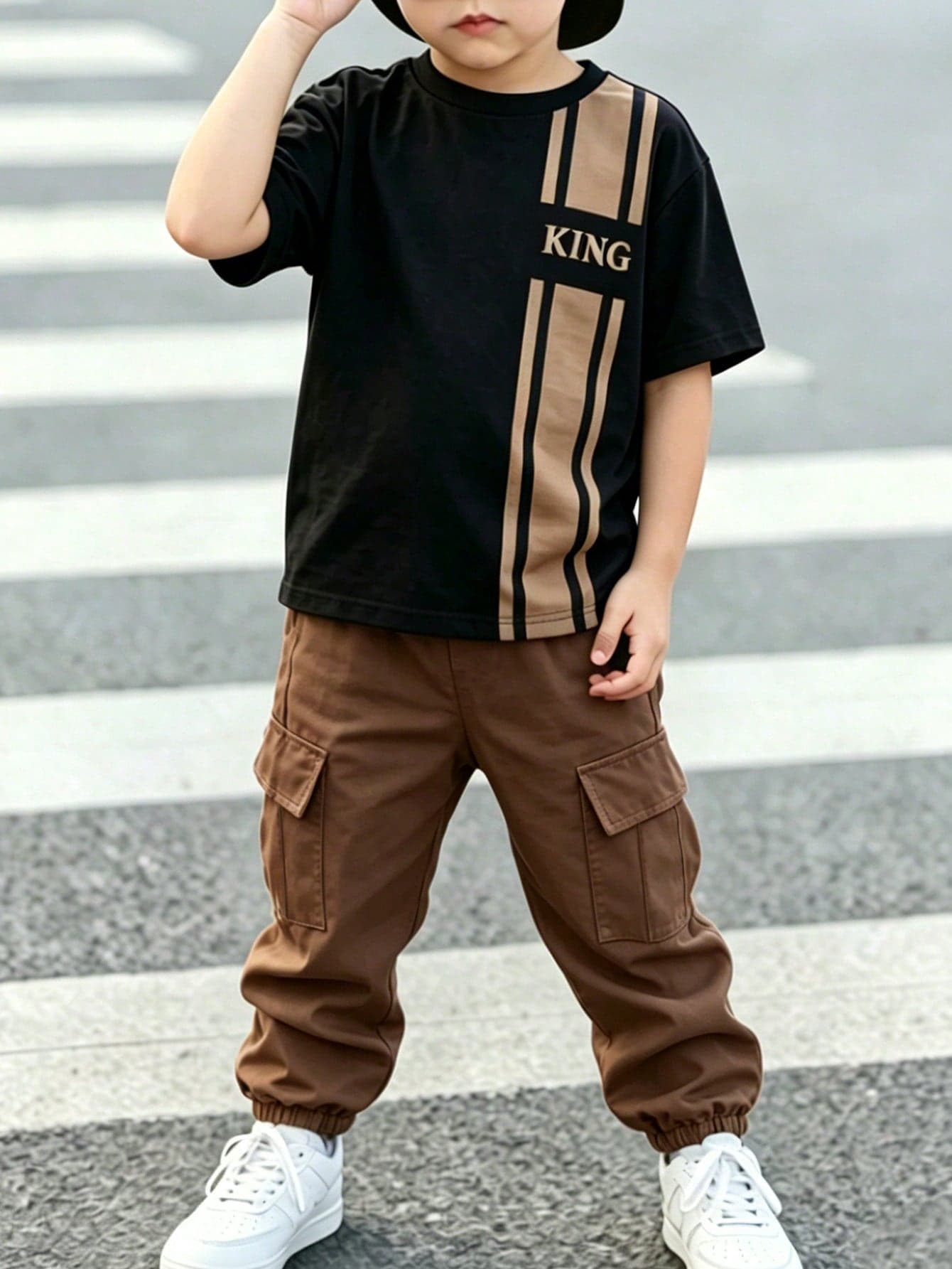 SHEIN Vacaura Young Boy King Graphic Tee And Cargo Pants Set, Fashionable Casual Outfit For Spring/Summer Occasions Like Parties, Festivals, Outdoor Activities