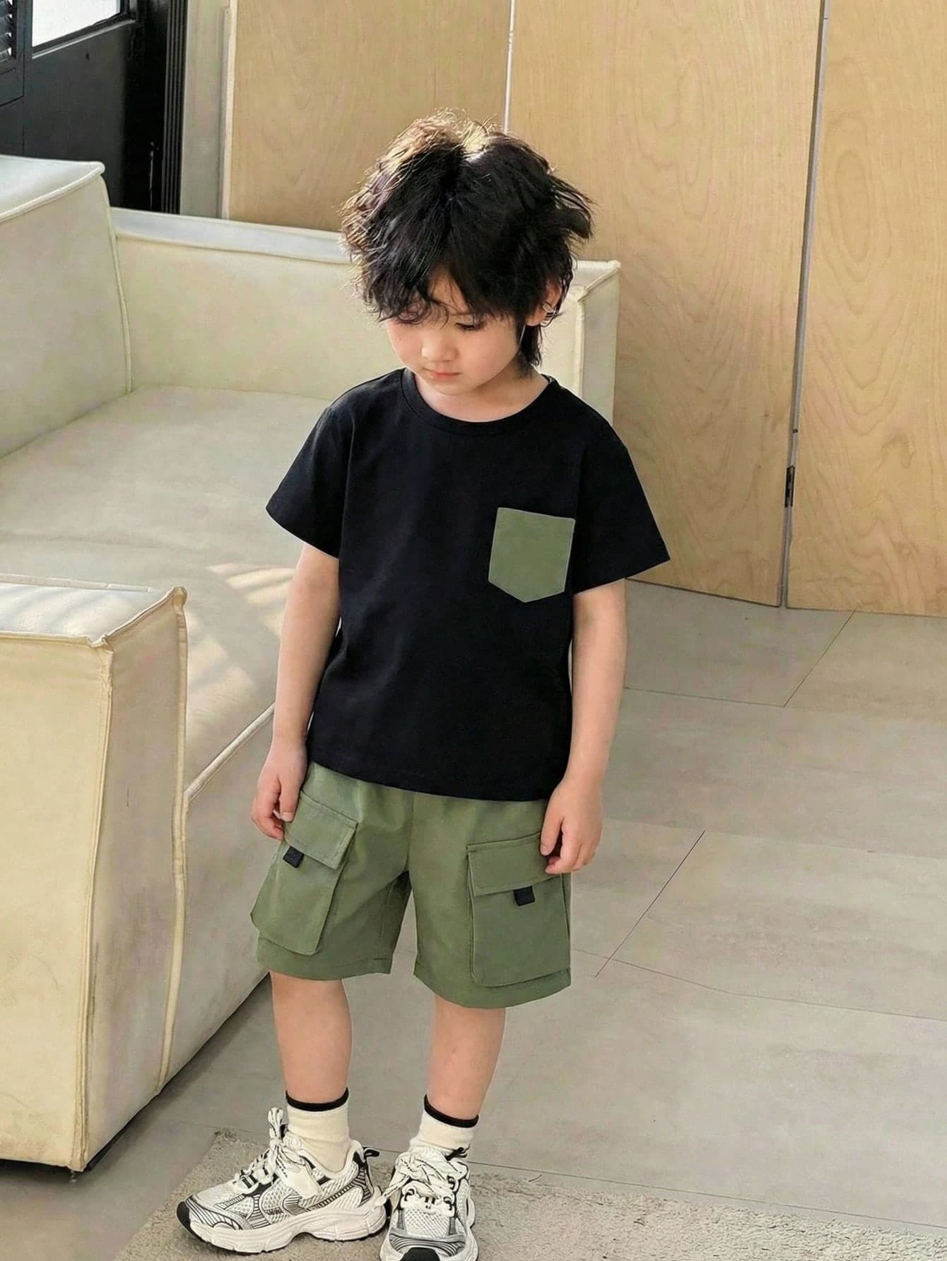 SHEIN Young Boy Crew Neck 3D Pockets Short Sleeve T-Shirt And Shorts Set