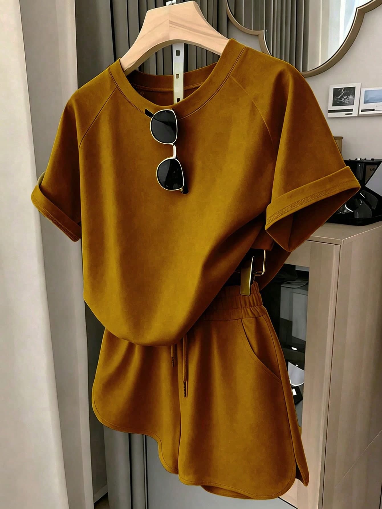 Resyla Women's Casual Solid Color T-Shirt And Shorts Set, Minimalist Design, Versatile, Suitable For Summer Outings, Graphic Pattern, Elegant, Comfortable, Daily Wear, Outdoor, Shopping, Travel