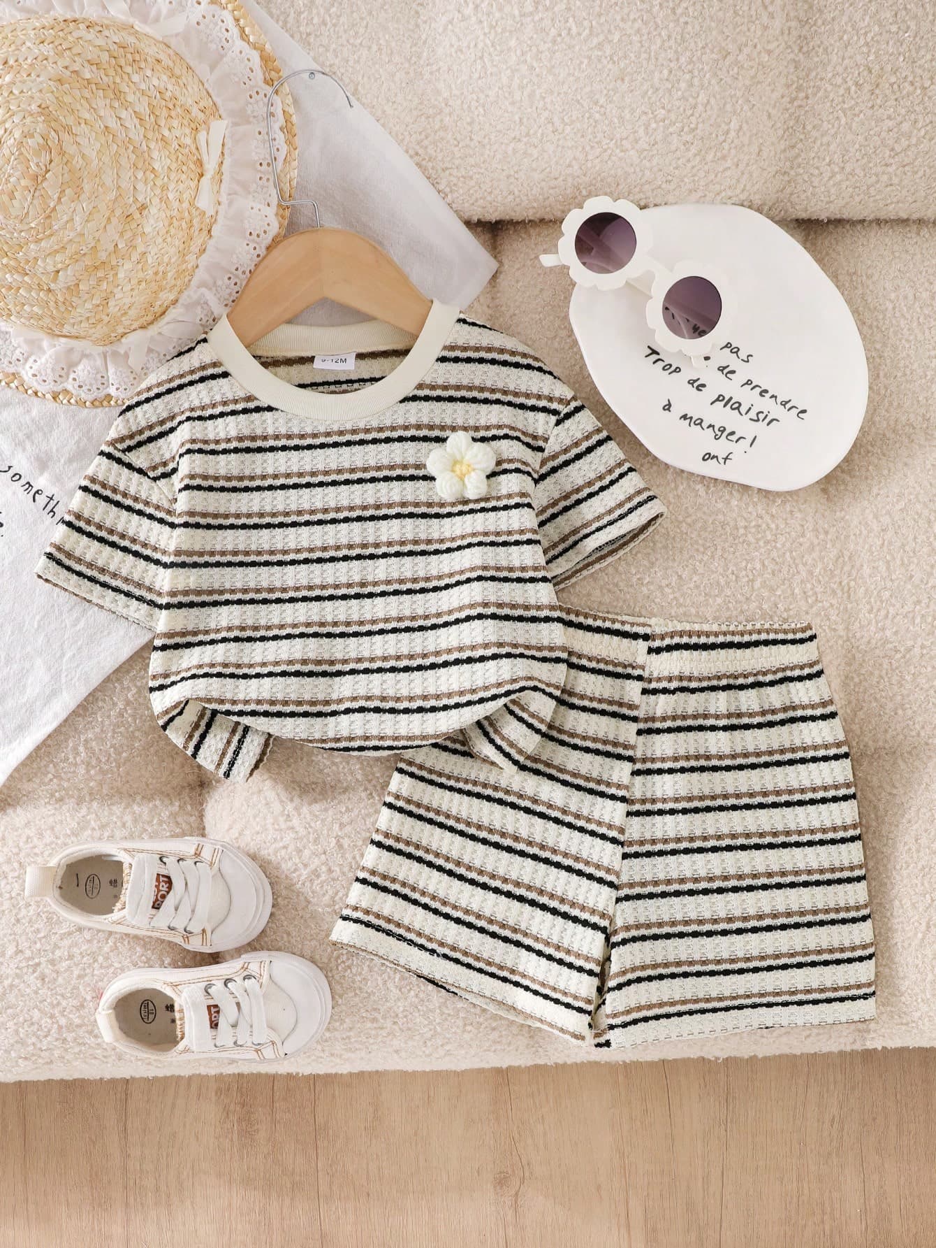 SHEIN Playful Pals 2pcs/Set Toddler Girls' Khaki Knit Jacquard Short Sleeve Round Neck T-Shirt Top And Crochet Flower Shorts, Comfortable And Fashionable Casual Daily Outfit, Summer