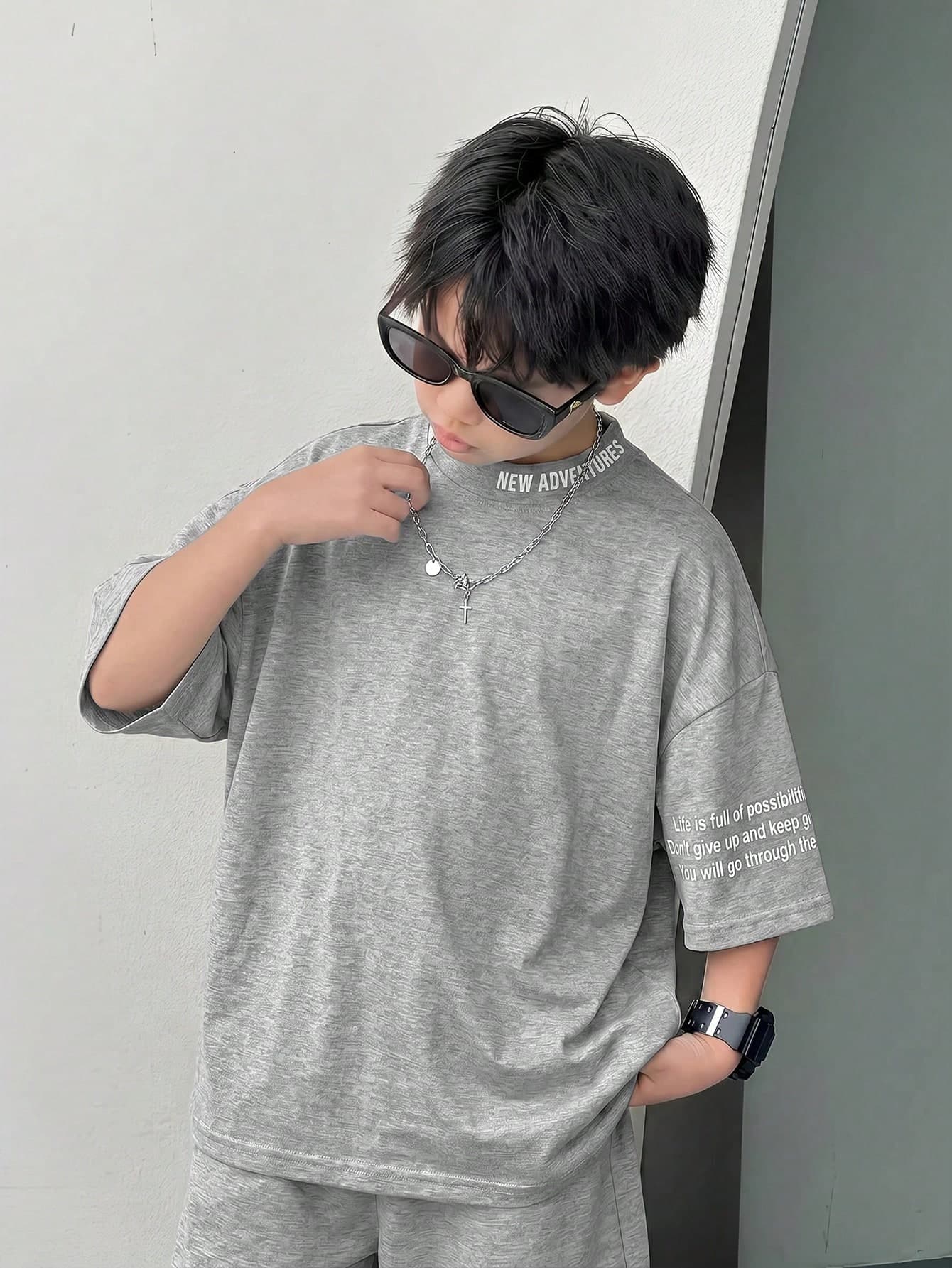 SHEIN Tween Boys' Light Grey Summer Oversized Graphic Korean Style Loose Fit Half-Turtleneck Short Sleeve Letter Print T-Shirt For School,City Break,Sports