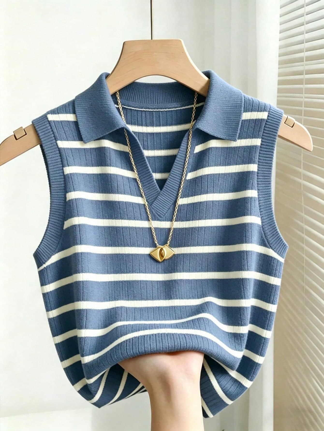 Franclia Women's Casual Elegant Knitted Collared Striped Vest