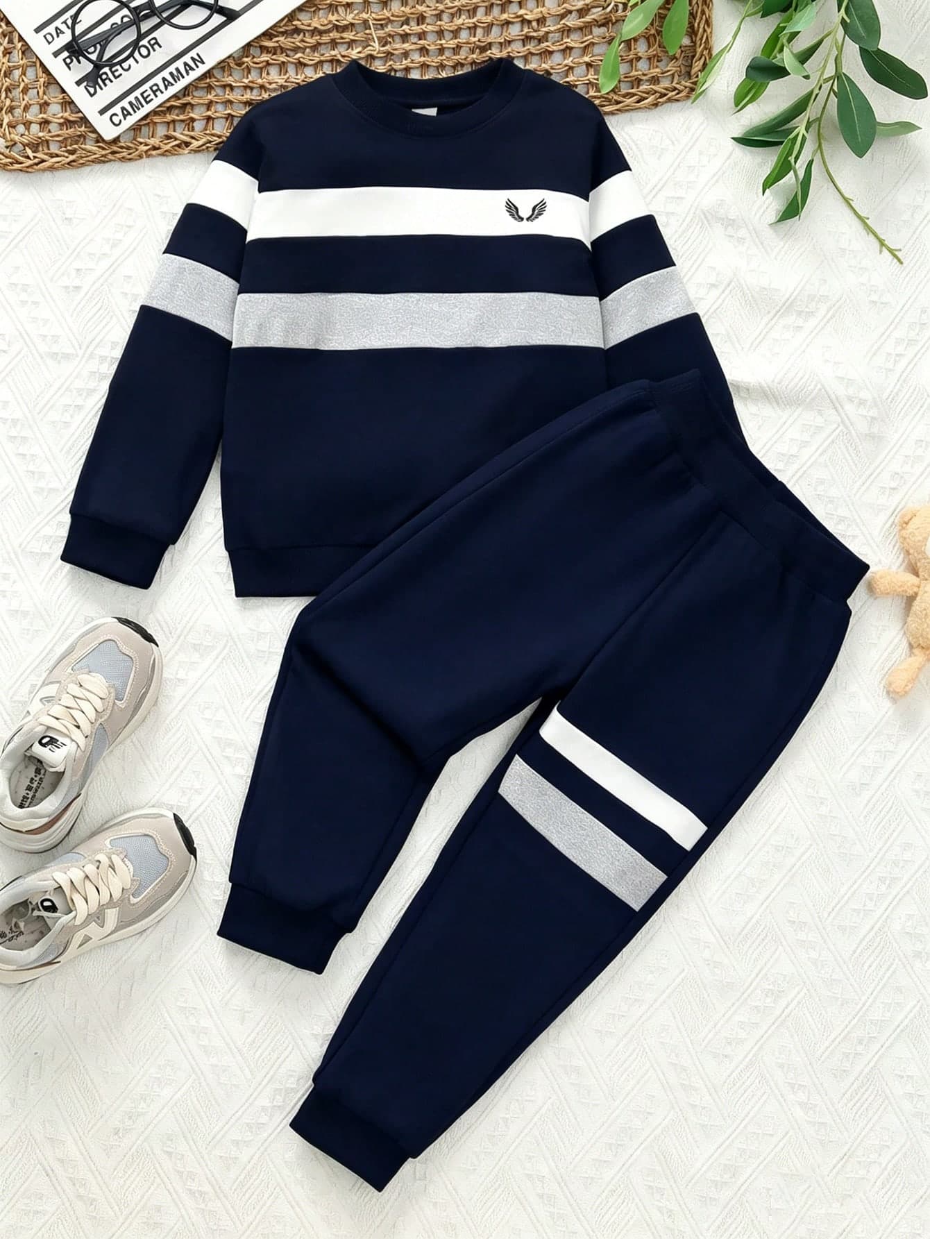 Genkimix Kids 2pcs/Set Young Boy Casual Sports Collegiate Chic Cute Cool Wing Pattern Tricolor Striped Sweatshirt + Pants, Suitable For Daily Wear, School, Outings, Sports, Spring & Autumn. Provides Multiple Matching Options For Toddler Boys, With Simple Yet Fashionable Design And Comfortable Wear. This Sweatshirt Set Will Be A Practical And Stylish Choice In The Wardrobe Of Toddler Boys.