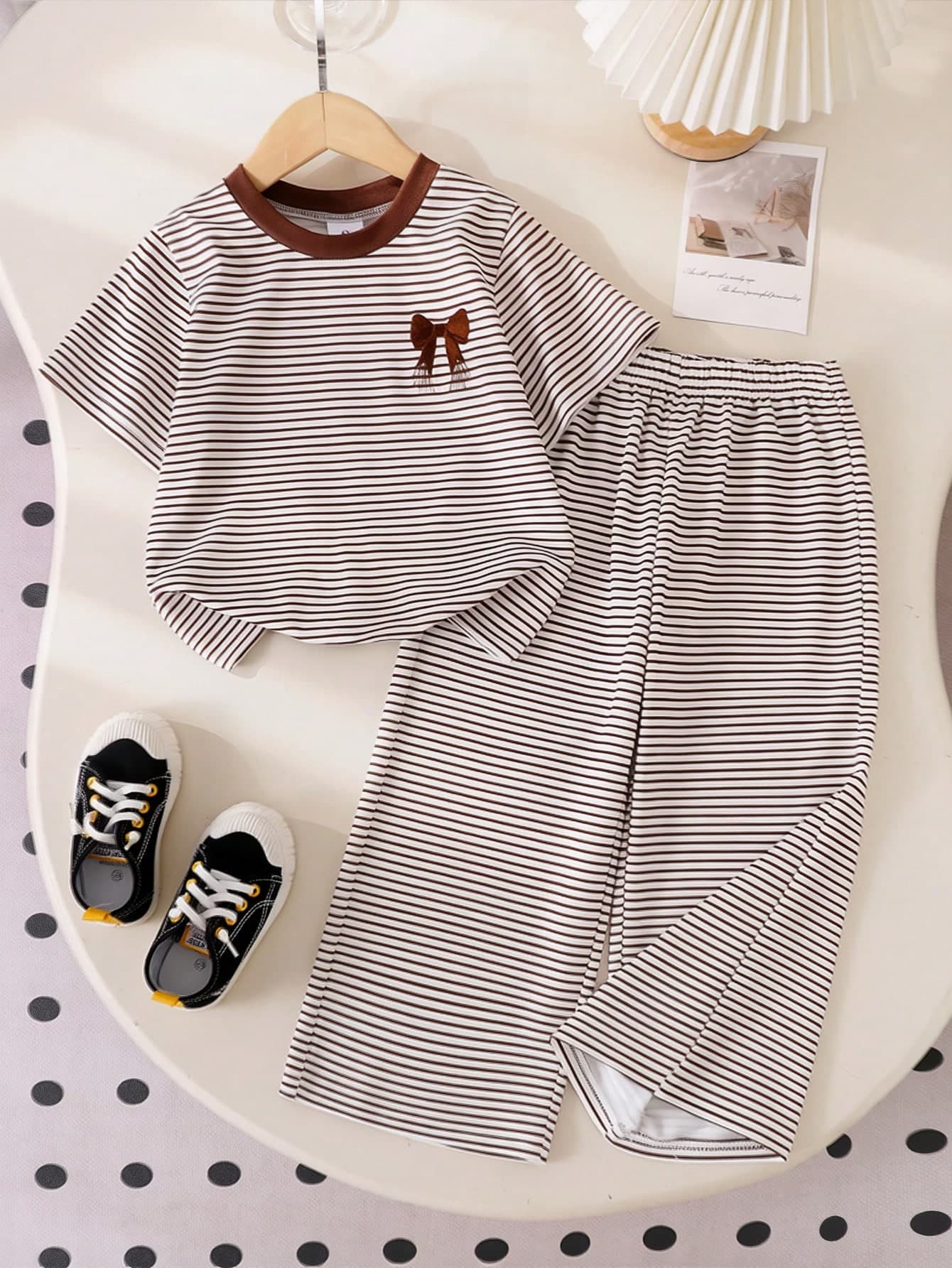 SHEIN Genkimix Kids Young Girls Cute Brown Bow Embroidery Bow Decor Round Neck Short Sleeve Spring/Summer Khaki Striped Long Pants Fashion T-Shirt Set