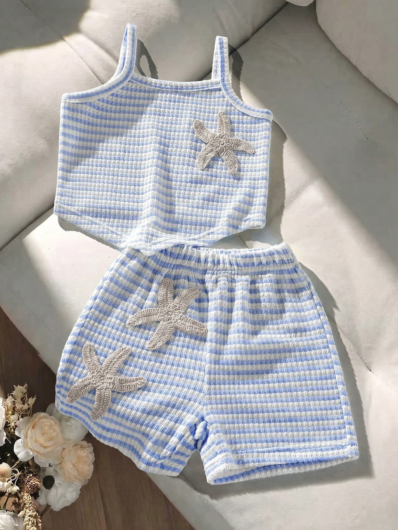 2pcs/Set Toddler Girls' Fresh White & Green Outfit, Floral Print Camisole Top With White Tassel Trim, Matching Floral Print Elastic Waist Shorts. Elegant And Summery Style, Suitable For Daily Wear Or Outings.