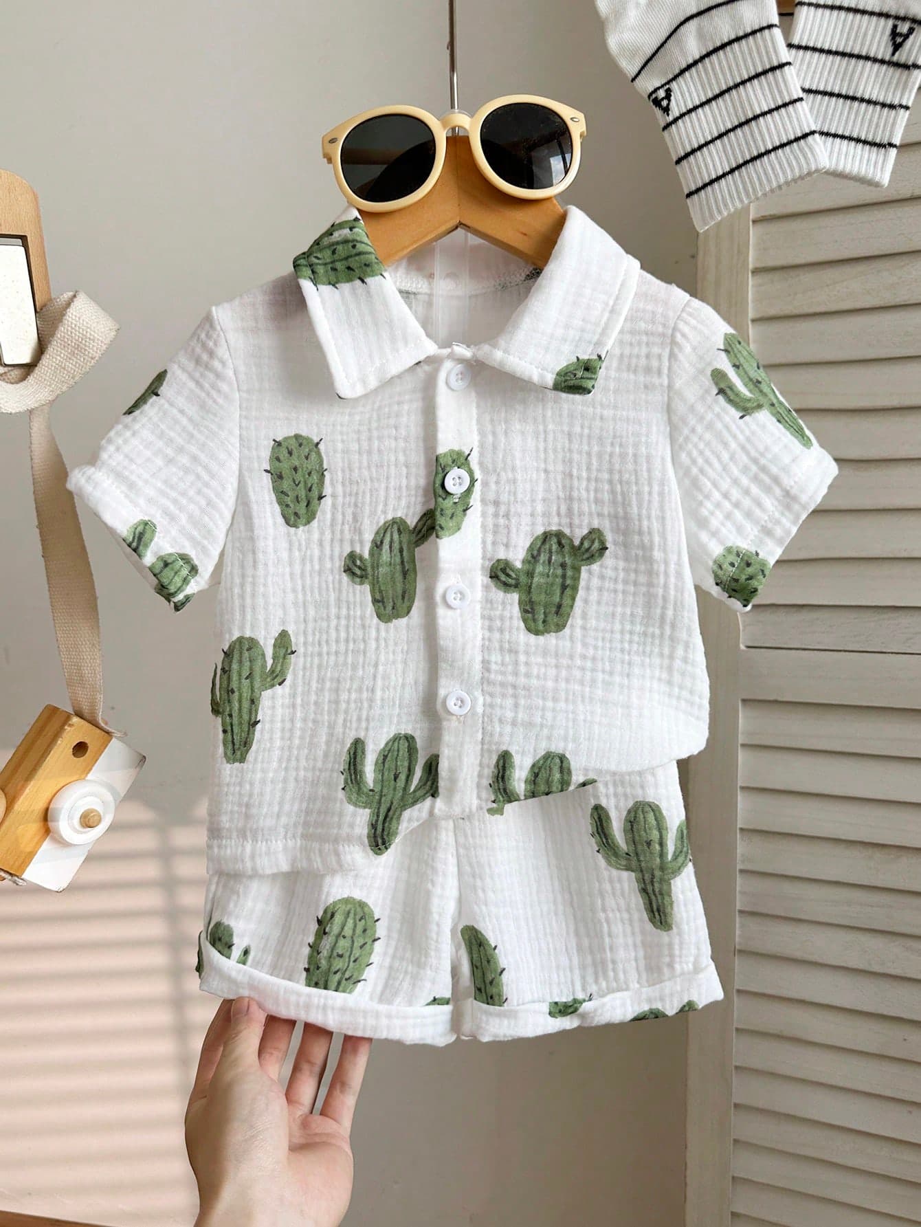 SHEIN Baby Boys Summer Beige & Orange Cute Playful Tiger Head All-Over Print Short Sleeve Shirt & Shorts Set, Loose Comfortable Fit, Suitable For Daily Outings, Casual Trips, Family Gatherings, Outdoor Play, And Photo Shoots