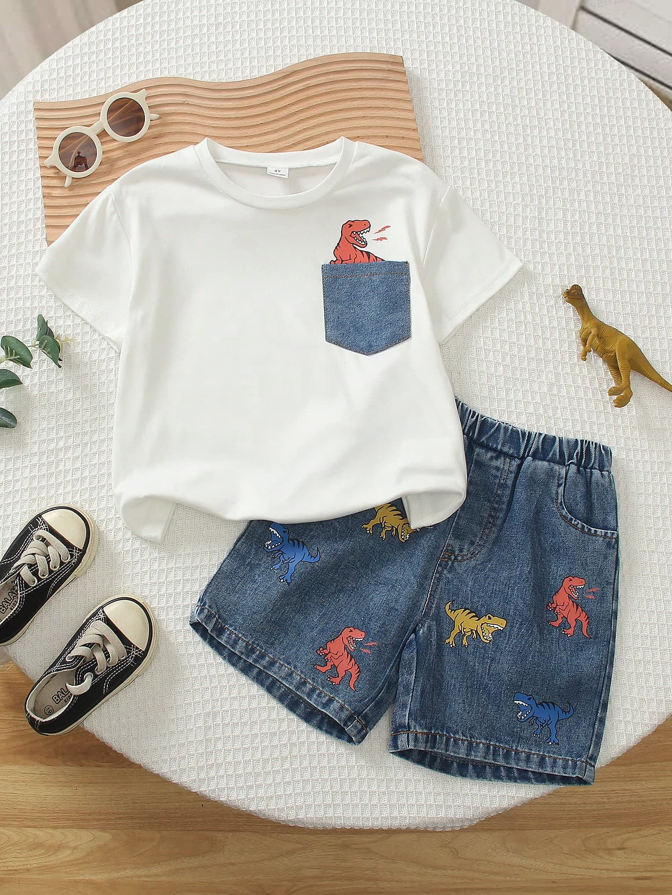 SHEIN Playful Pals 2pcs Young Boy Summer New Style Playful Casual White Dinosaur Graphic Print Short Sleeve Crew Neck T-Shirt And Washed Denim Shorts, Contrast Denim Pocket + Colorful Dinosaur Print Design, Skin-Friendly Soft Fabric, Suitable For Daily Commute, Outdoor Play, Amusement Park, Family Activities, Back To School, Spring And Summer