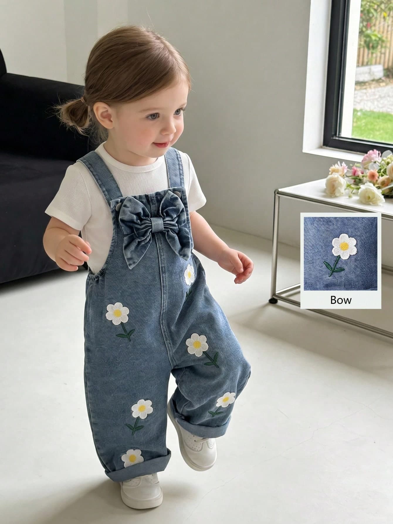 SHEIN Playful Pals Baby Girls Vintage Cute Style Denim Overalls, All-Season, Medium Blue Denim Color, 3D Embroidered Daisy And Large 3D Bow Design On Chest, Loose Straight Leg Fit, Soft And Comfortable Fabric, Suitable For School, Commuting, Fashionable And Versatile Outdoor Wear
