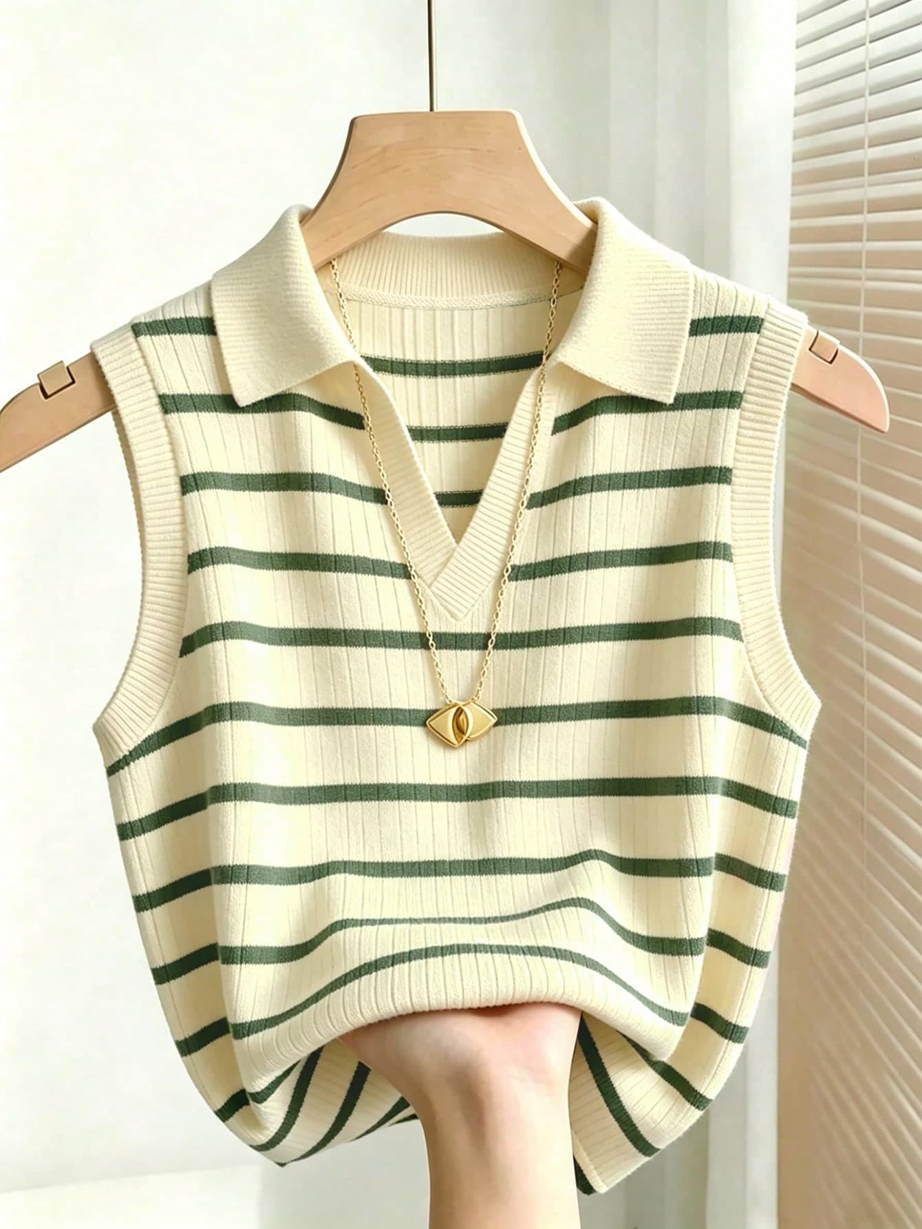 EMERY ROSE Women's Casual Elegant Knitted Collared Striped Vest