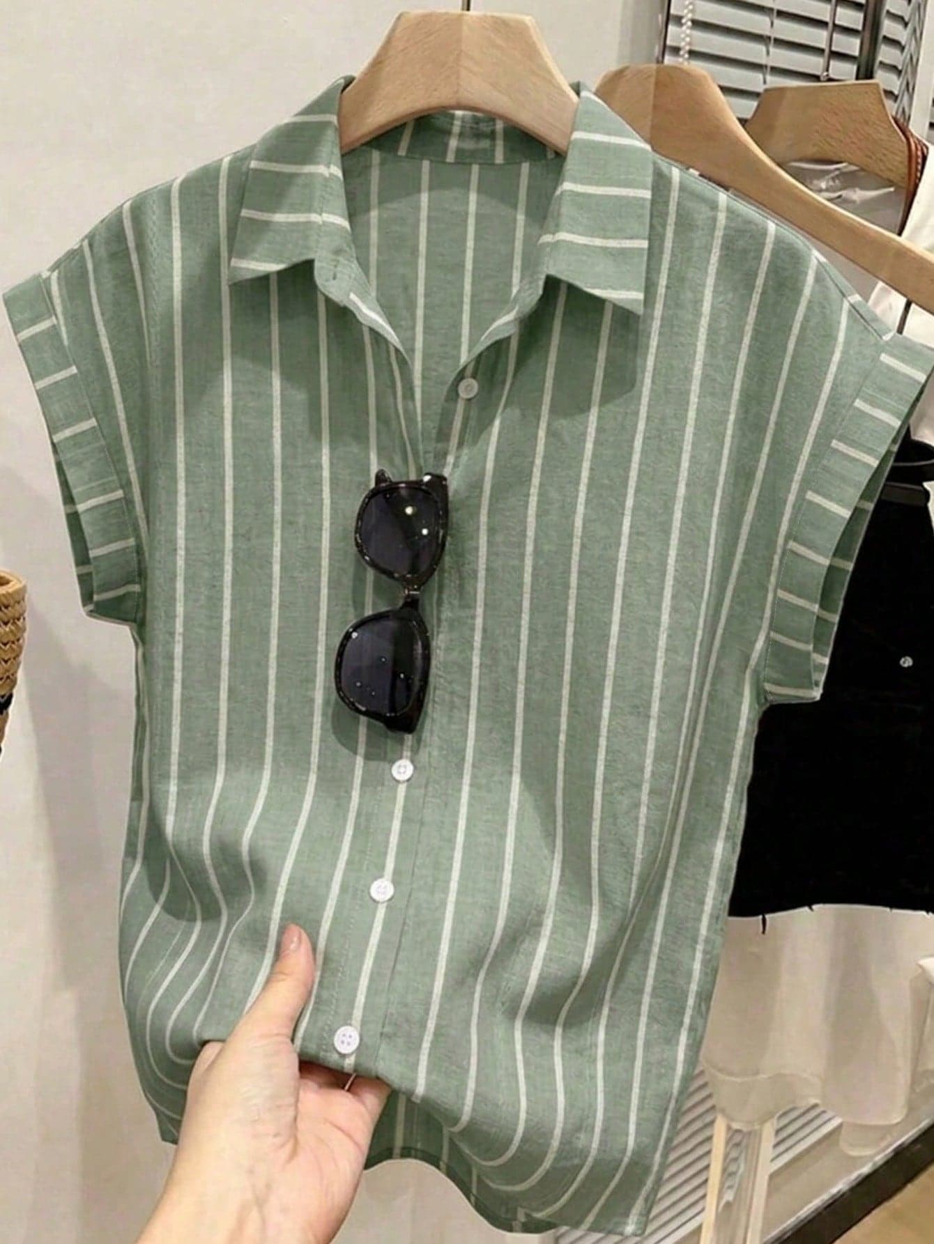 Muvela Women's Casual Striped Sleeveless Button-Down Shirt, Striped Shirt, Women's Summer Outfit, Suitable For Daily Commute, Date, Gathering, Autumn/Winter/Spring/Summer, Christmas, New Year, Thanksgiving, Party, Wedding, Beach, Graduation, Fashion, Elegant, Casual, Outing, Date, Appointment, Commute