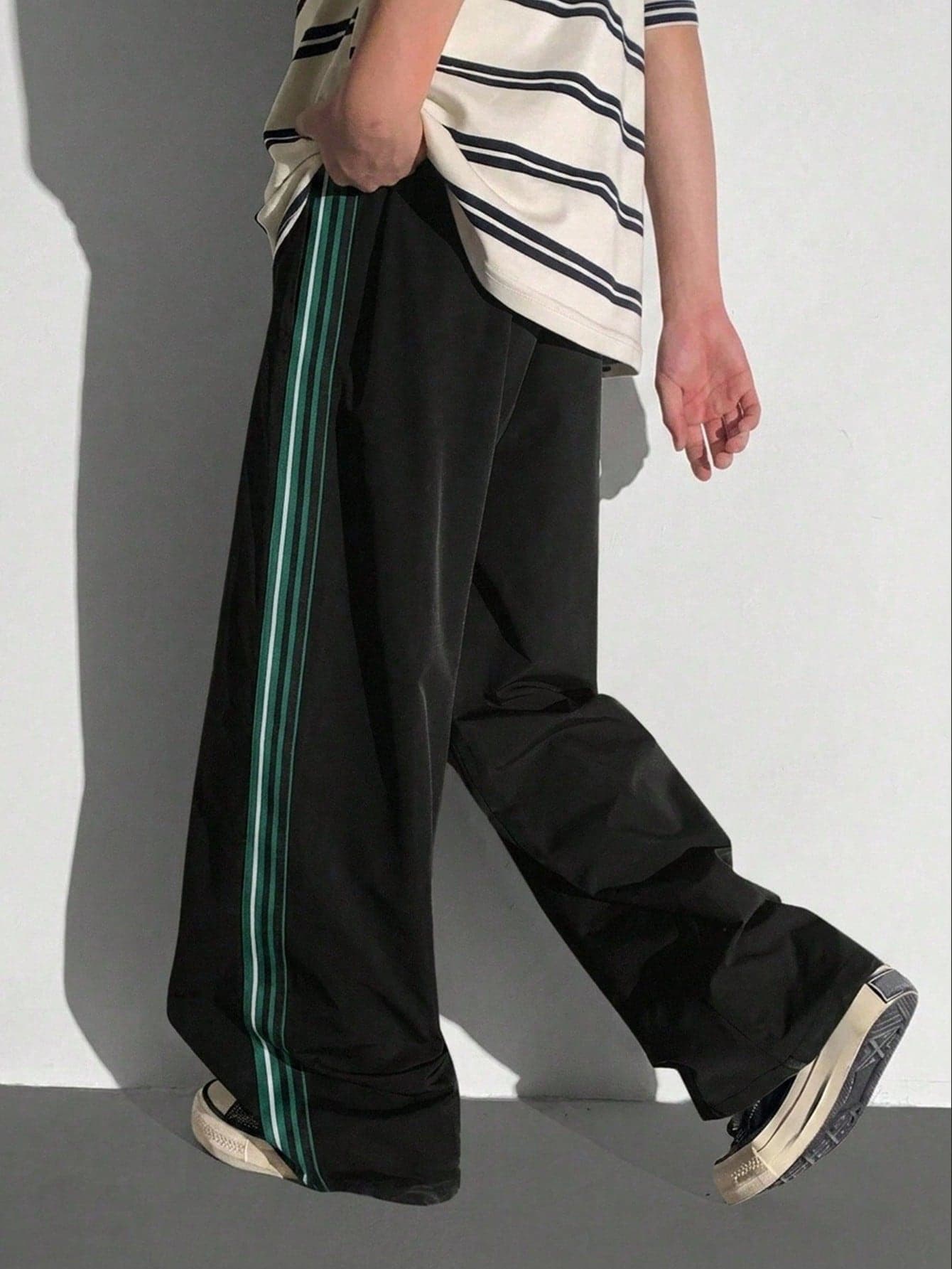 SHEIN Teen Boy Teen Boys' Casual Everyday Comfortable Patchwork Elastic Waist Loose Straight Solid Color Woven Pants Sweatpants For Teen Boys Joggers For Teen Boys Teen Wind Breaker Pants Teen Green Pants Boys Black Pants Suitable For Spring/Summer , Daily Wear, Sports, Outings, School, Parties, Festivals, Photoshoots