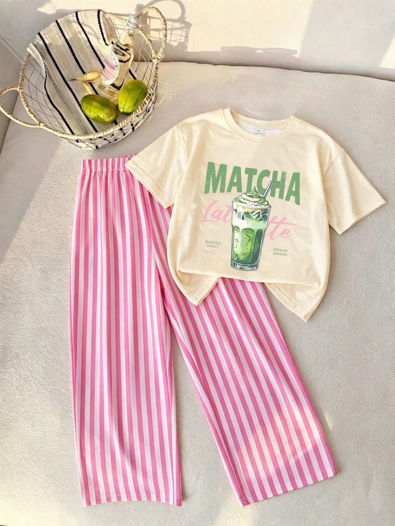 SHEIN Girls' 2-Piece Set! Cute Printed T-Shirt Top + Color-Block Striped Casual Straight-Leg Pants, Simple Loose Fit Comfortable, Exquisite Printed Details, Suitable For Daily Outings Or Home Wear, Easily Create A Relaxed High-End Look~