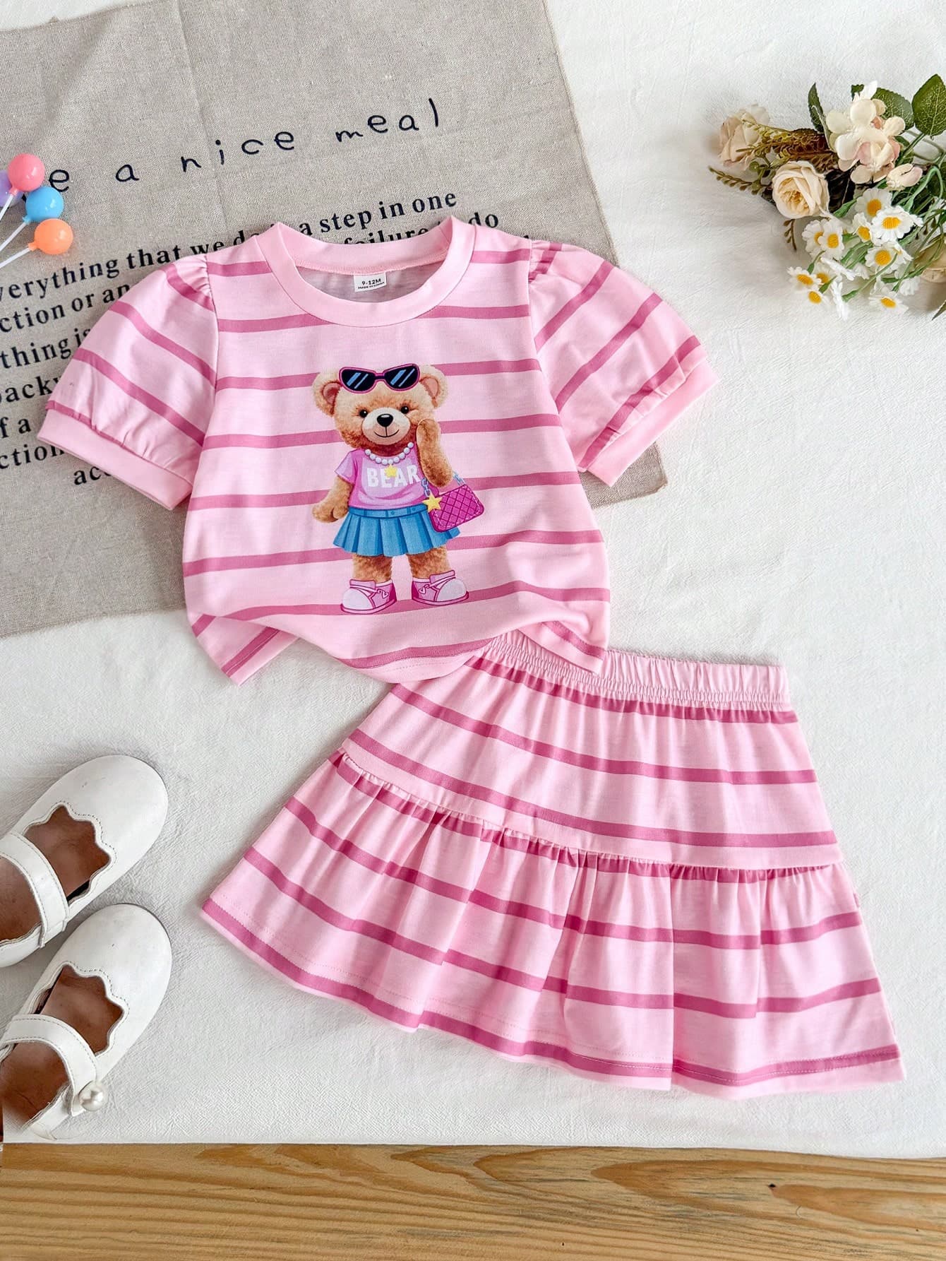 SHEIN Baby Girl Summer Korean Style Cute All-Over Print Pink Bow Short Sleeve Knit Top And Pink All-Over Print Butterfly Knit Skirt Dress With Pink And Blue Striped Base, Paired With Playful Bear Print, Adorable And Charming. The Slightly Flared Hem Adds Movement, Making It A Cute Choice For Baby's Summer Outings And Play.