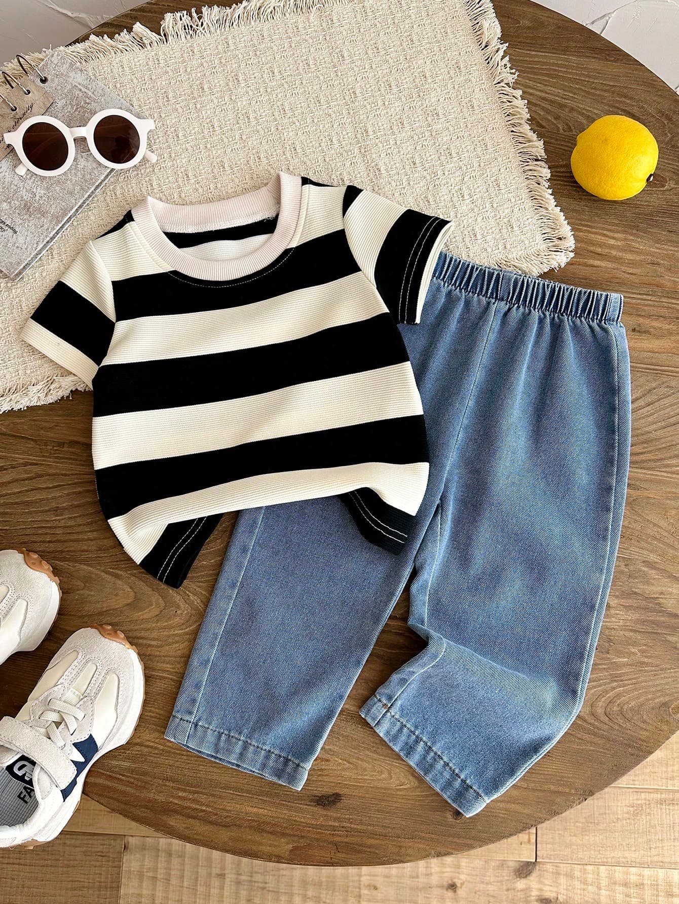 SHEIN 2pcs Baby Boy Striped Round Neck T-Shirt And Washed Denim Jeans Set. Striped Fabric Design, Simple And Elegant, Matching With Washed Denim Fabric, Creating A Unique Outfit Effect. Simple And Fashionable Style Design, Showcasing The Boy's Personality And Charm, Suitable For Daily Casual And School Scenes, Suitable For Different Seasonal Wearing Needs