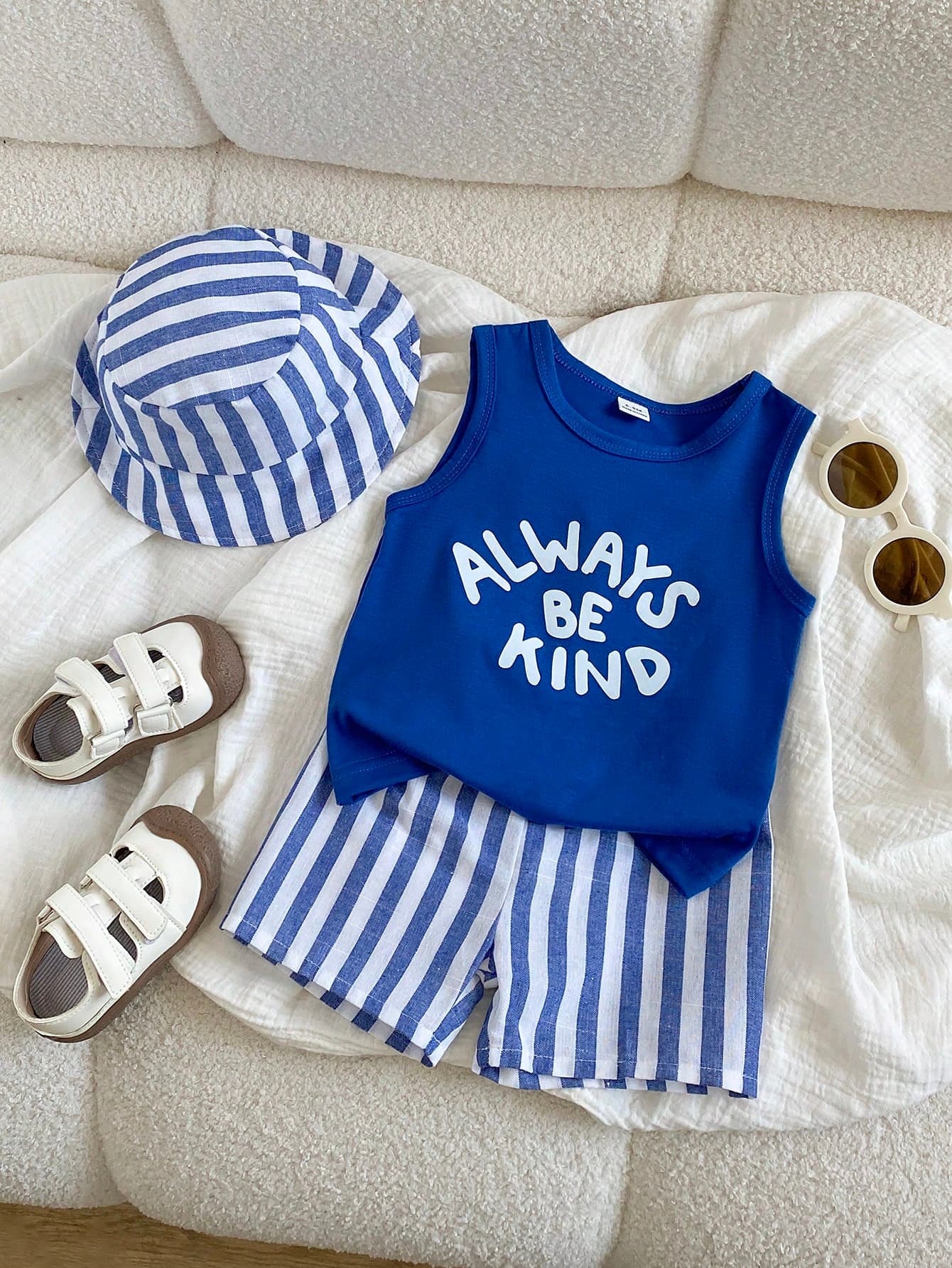 SHEIN Playful Pals Baby Boy Summer 3-Piece Set, White Fashion Letter Print Tank Top, Coconut Tree Print Beach Shorts, Matching Headwear, Suitable For Beach Vacation, Daily Casual, Easy Outdoor Activities.
