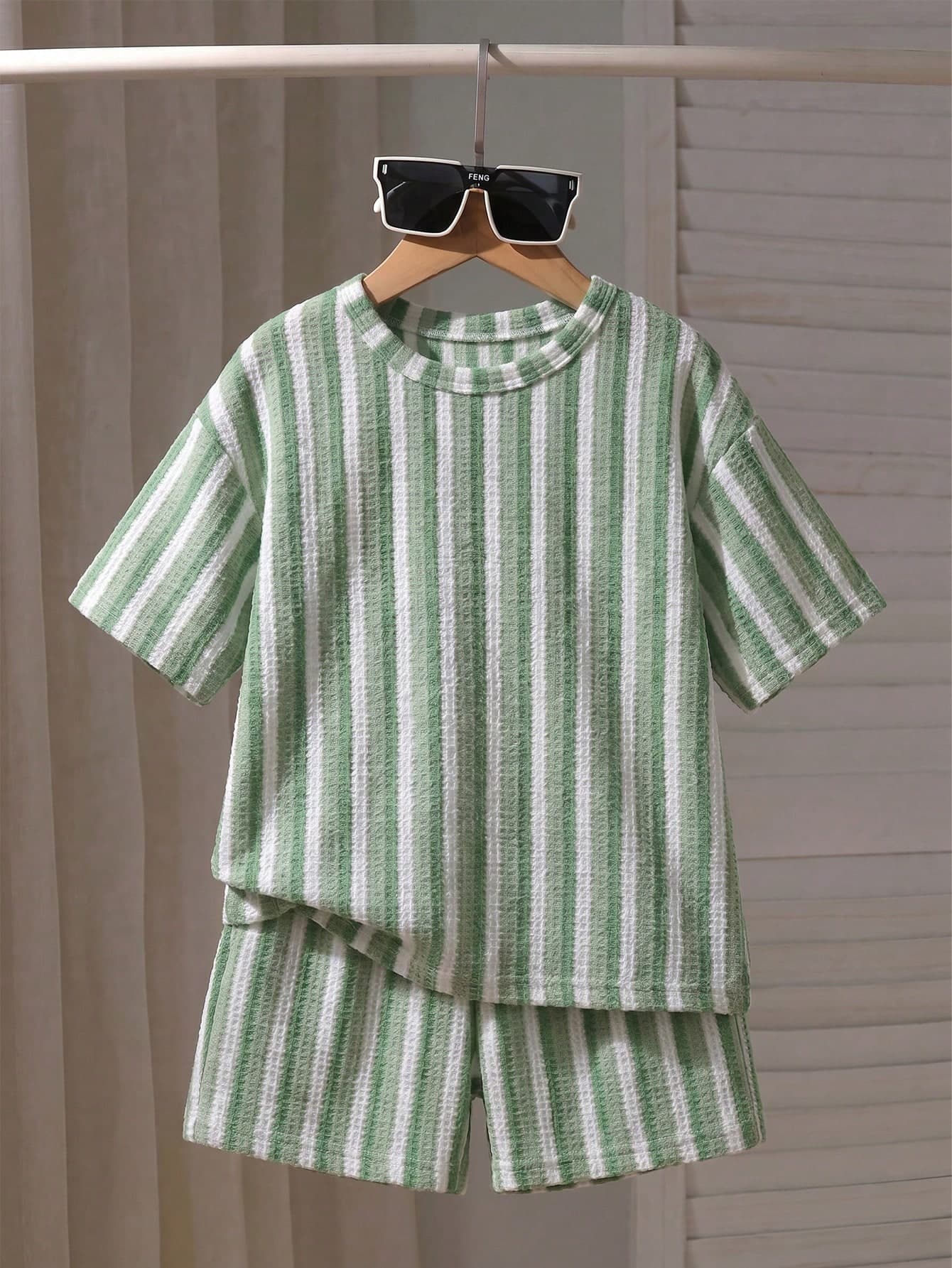 SHEIN Streecool Kids Tween Boy Striped Round Neck Short Sleeve T-Shirt And Shorts Casual Outfit, Suitable For Daily Wear, Kindergarten, Outdoor Activities And Sports