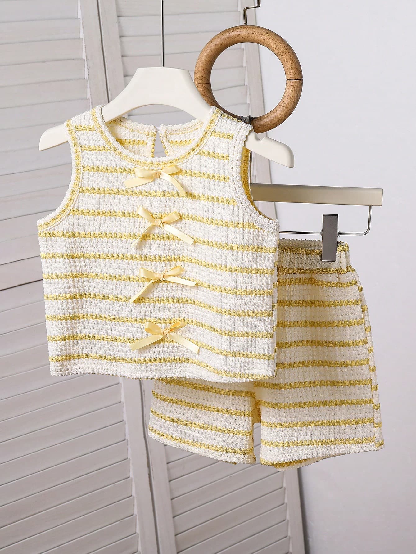 Elladie kids Young Girls Textured Fabric Contrast Hem Sleeveless Top & Casual Shorts T-Shirt Set