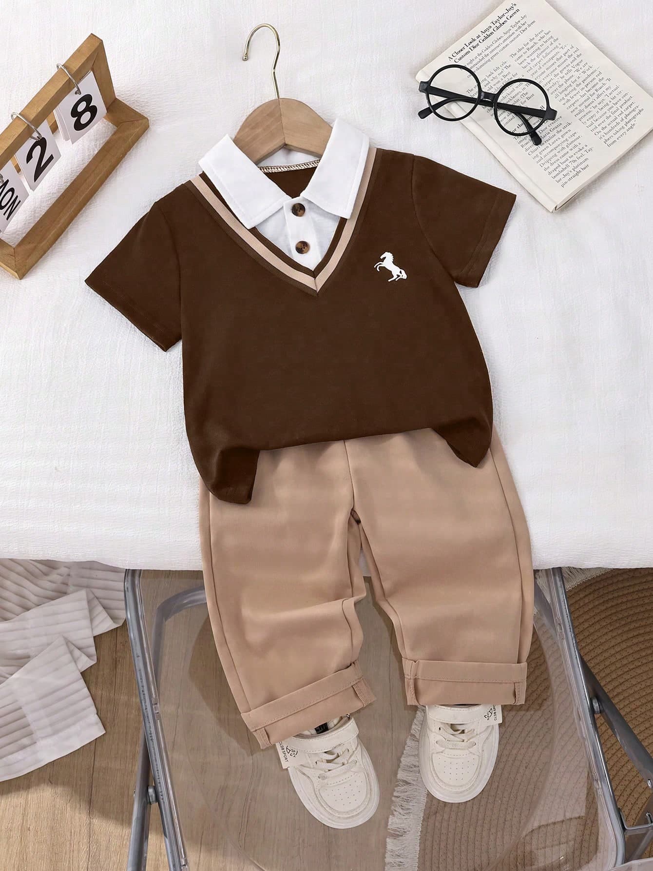 Souflis Souflis 2pcs Baby Boy Set, Children's Knit Comfortable Polo 2 In 1, Chest Print Unique Design Casual Short Sleeve Top Paired With Khaki Long Pants, Elastic Waist Design, Loose Fit, Suitable For Various Autumn Occasions, Such As Vacation, Daily Outings, Etc.