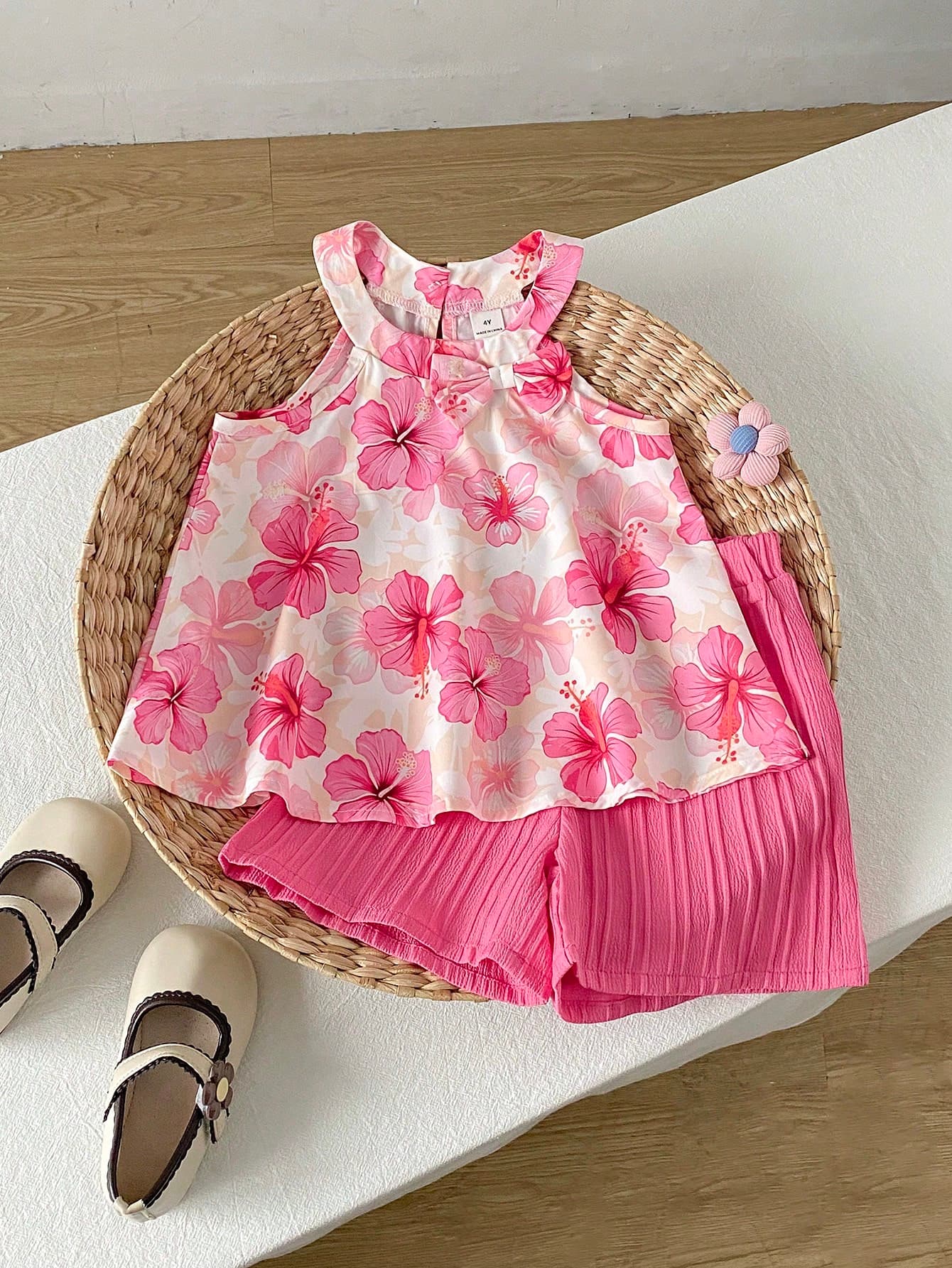SHEIN Playful Pals Girls' Vacation Floral Beach Summer Fashion Camisole Top And Jacquard Solid Shorts 2pcs Set