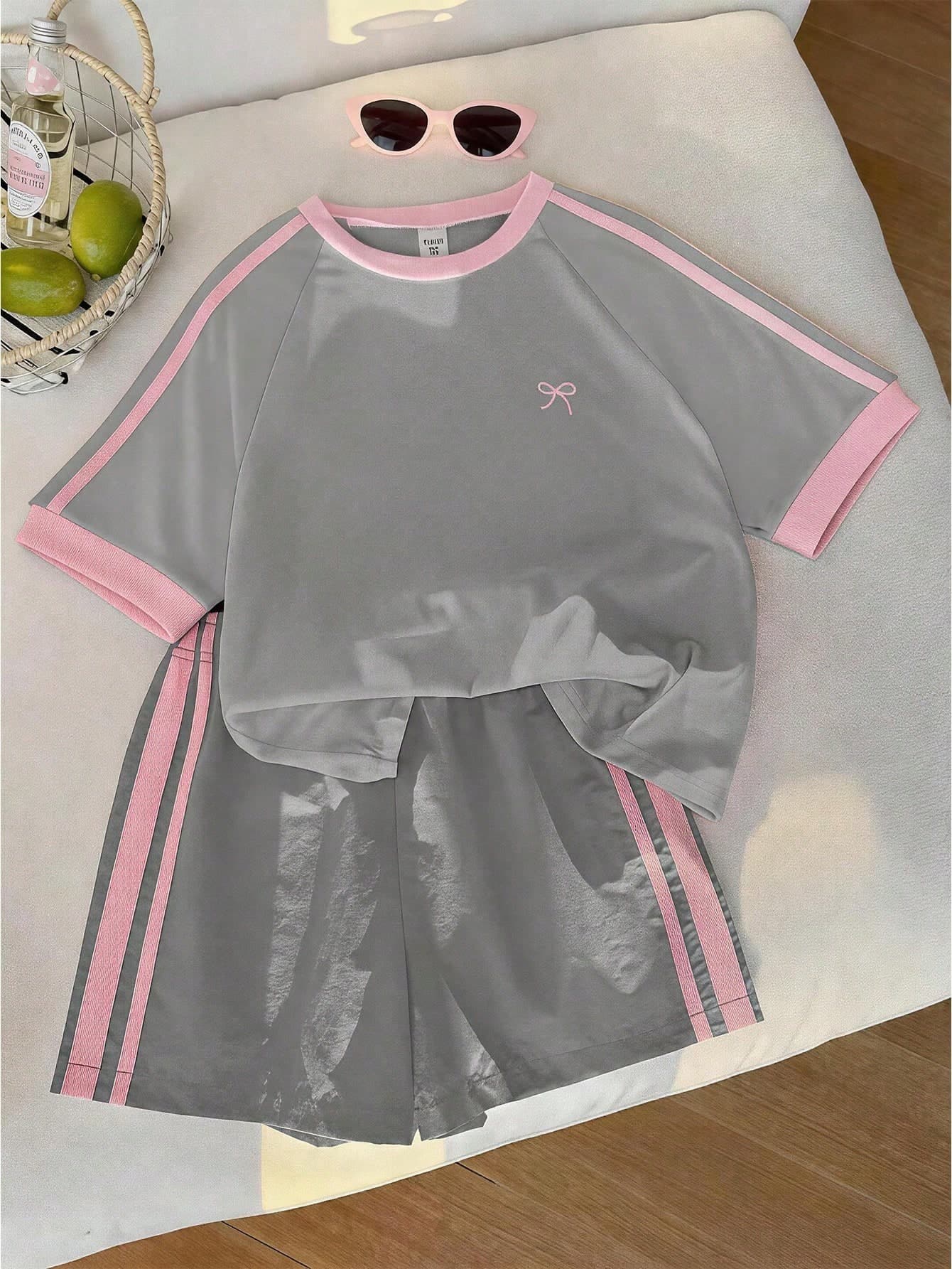 SHEIN Girls' (Large) T-Shirt Set, Sporty Style, Pink And Dark Green Color Blocking, Short-Sleeved T-Shirt And Shorts Set, Summer Loose And Snug Fit Design, Lightweight Fabric, Suitable For Everyday Outings, Casual Sports Or Dressing Up.
