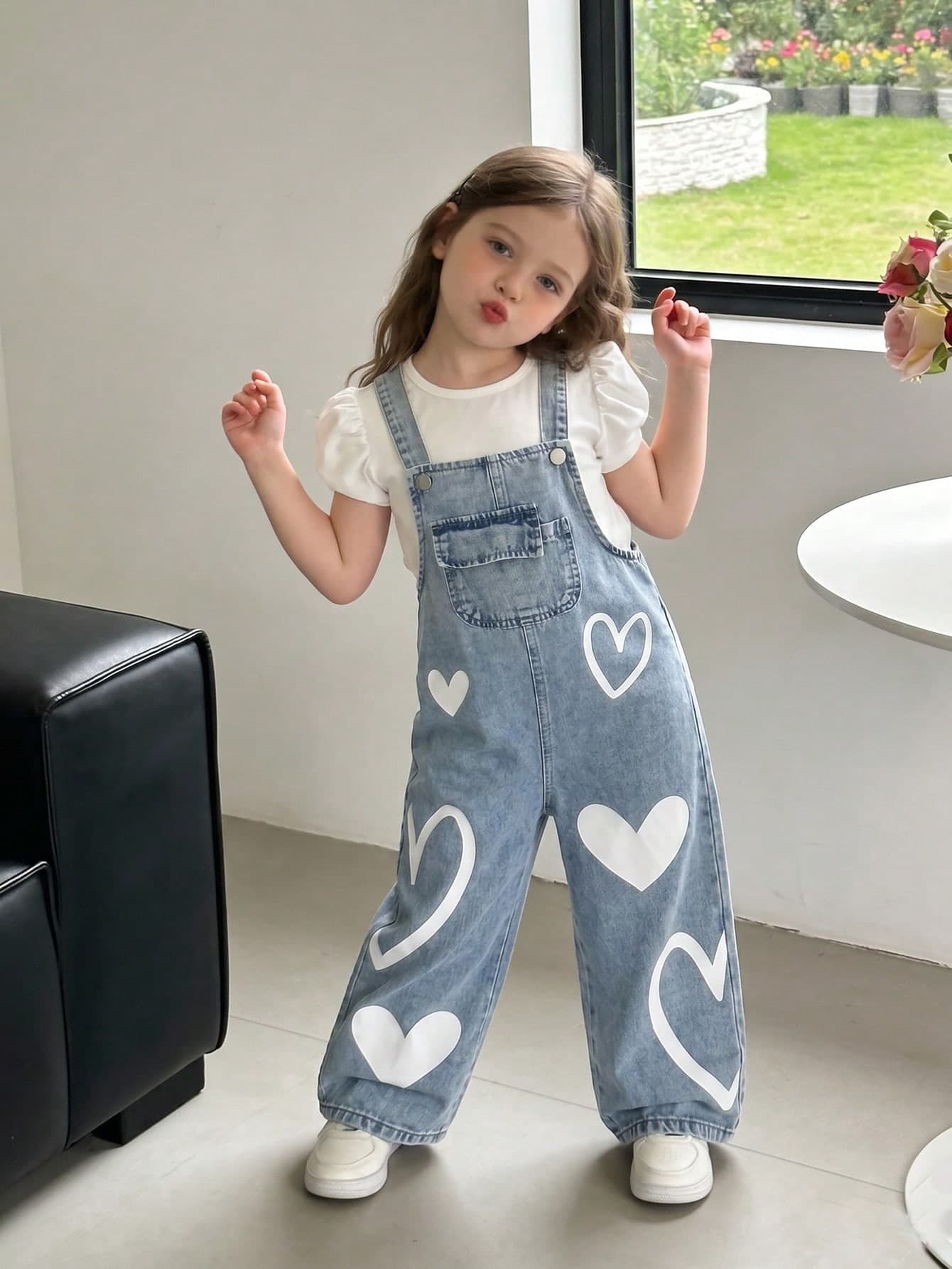SHEIN Playful Pals Young Girls Denim Overalls, All-Season Casual Versatile Style, Light Blue Vintage Denim With Fashionable Flap Pocket Design On Chest, White Heart Print Craft, Fashionable Loose Straight-Leg Denim Overalls, Comfortable Fine Cotton Denim Fabric, Daily Wear, Fashionable Versatile Outfit, All-Season New Girls Denim Overalls