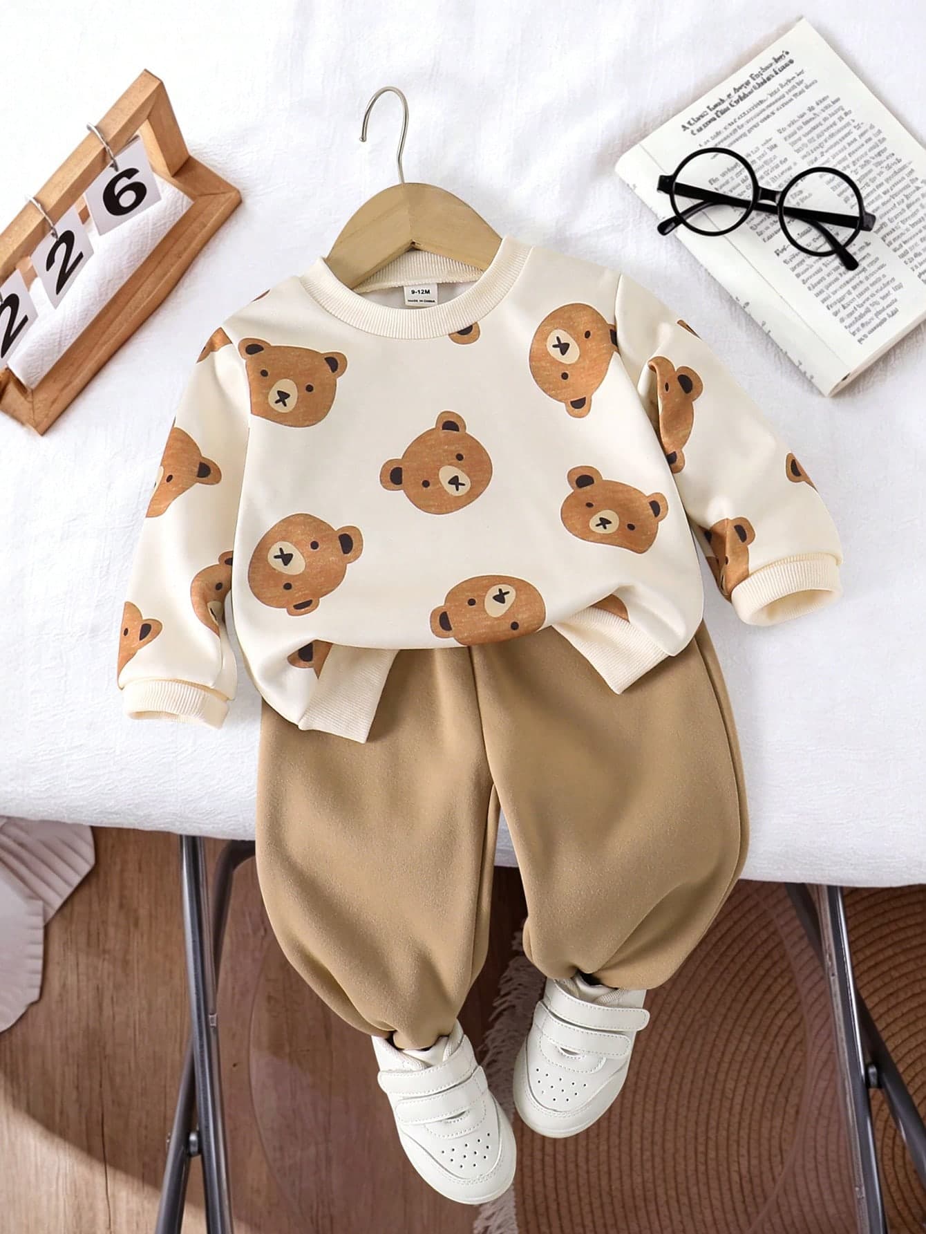 SHEIN Playful Pals 2pcs/Set Baby Boy Round Neck Long Sleeve Top & Khaki Pants Outfit, Suitable For Autumn Wear, Cute Newborn Clothing, Perfect For Family Matching, Ideal For Casual Outdoor Activities