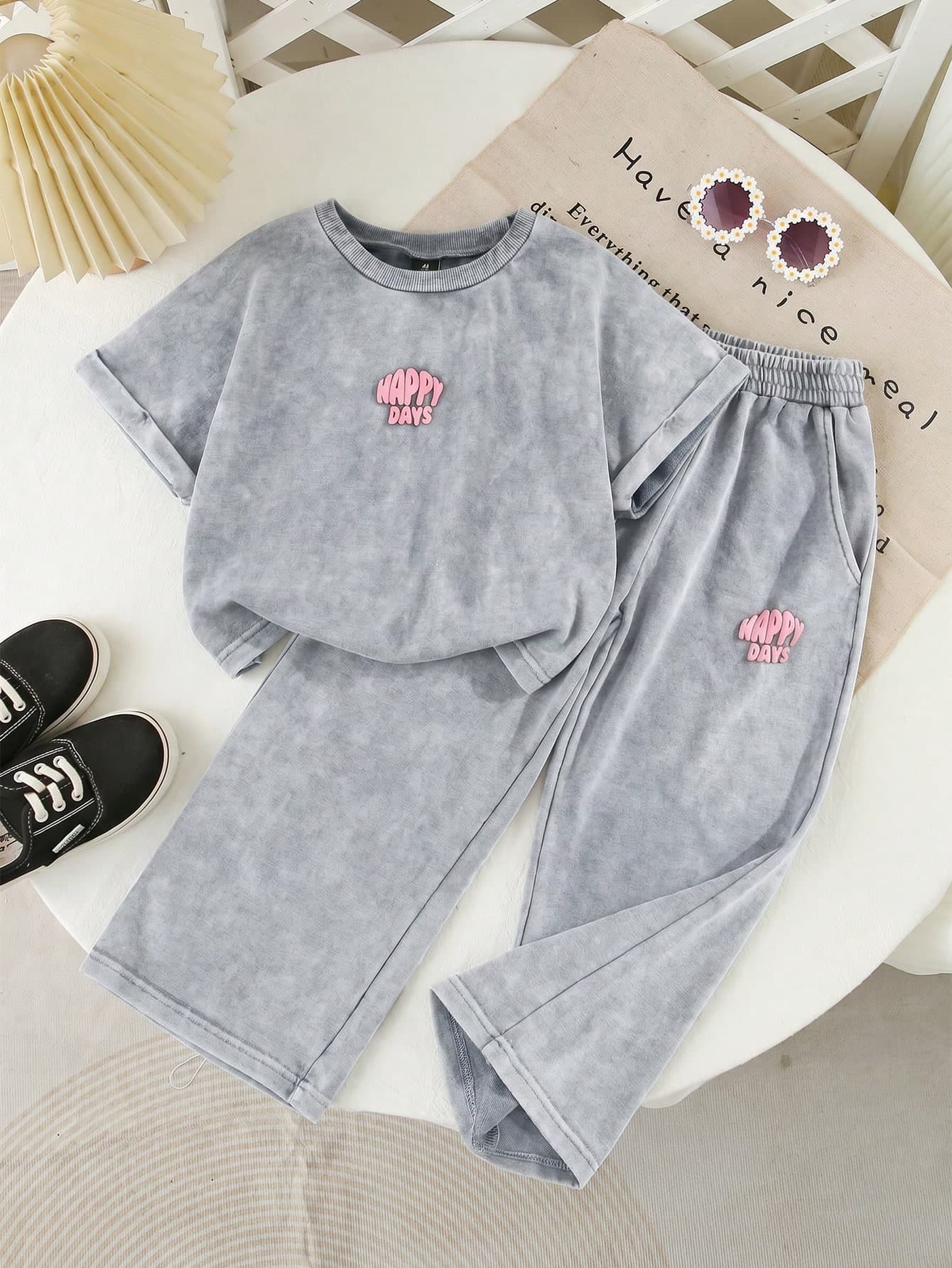 SHEIN Playful Pals Girls' T-Shirt Set Summer New Smoky Gray Playful Cute English Print Round Neck Oversized Drop Shoulder T-Shirt Knit Denim Top Paired With Wide Leg Denim Pants. Made Of Lightweight Soft Knit Denim Fabric, Comfortable And Stylish, A Must-Have Item For Girls, Suitable For Daily Photography, Shopping, Outings, Gatherings, 2026 Girls' T-Shirt Set