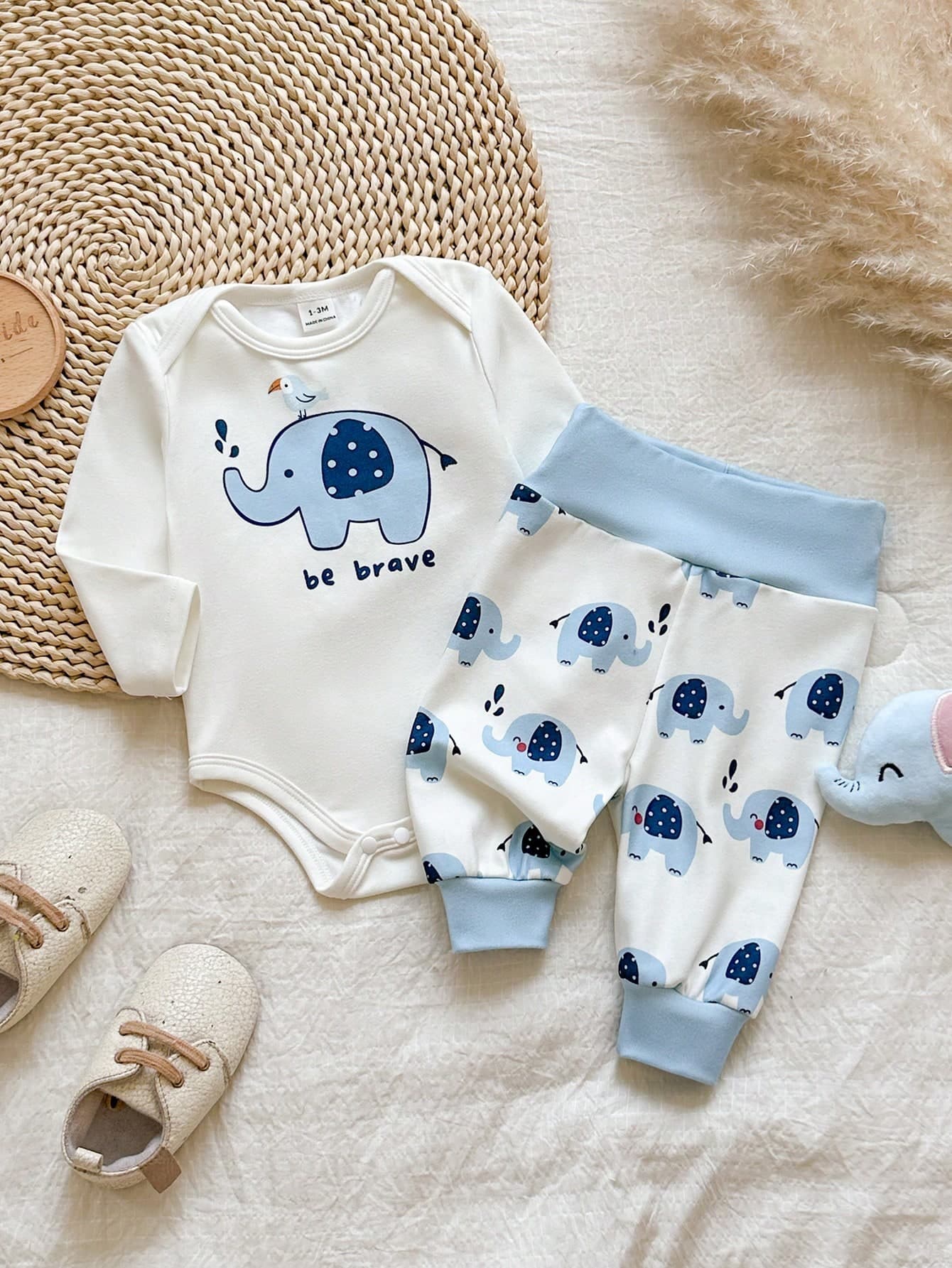 SHEIN Vintaside Kids Newborn Baby Boy Spring Autumn All Season Loose Knit Cream & Light Blue Colorblock Design Envelope Collar Long Sleeve Bodysuit And Bloomers Set, Soft Cute Minimalist Fresh Style; Moderate Thickness, Body Printed With Cartoon Elephant, Bird And "Be Brave" Letter Print; Casual, Toddler, Party
