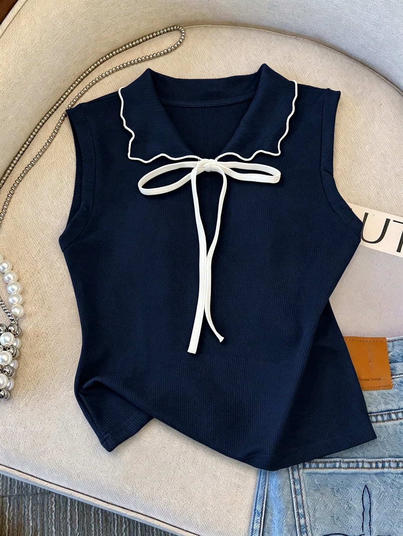 Franclia Spring/Summer Minimalist White Sleeveless Collared Top, Contrast Color Tie Bow Decor, Loose Short Length Commute Casual Wear, Slimming Draped Fabric Sleeveless Women's Vest
