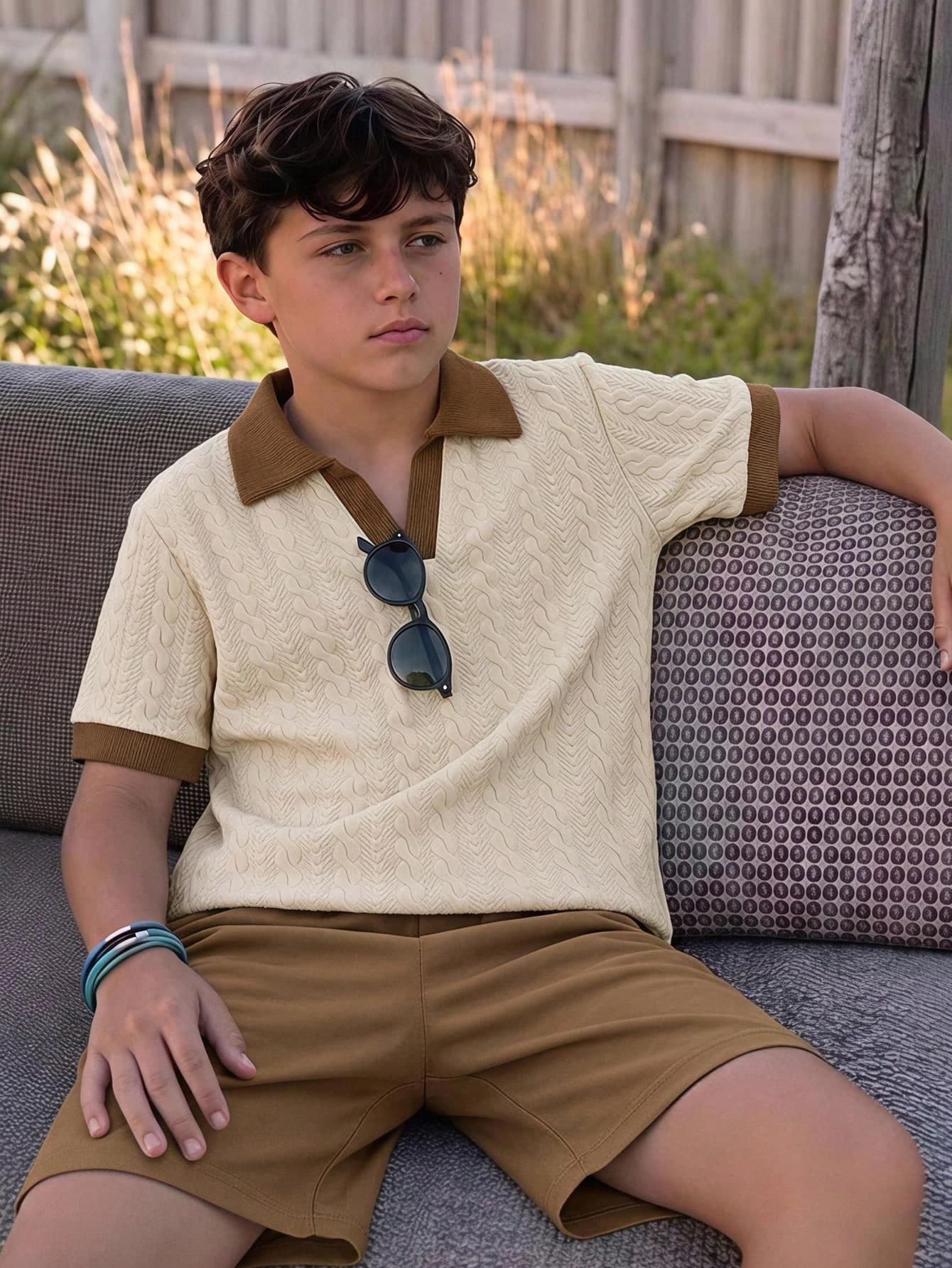 Tween Boys Summer Beige & Navy Blue Casual Minimalist Jacquard Color-Block Short Sleeve Top And Shorts Set, Loose Comfortable Fit, Suitable For Daily Outings, School Activities, Family Gatherings, And Outdoor Play
