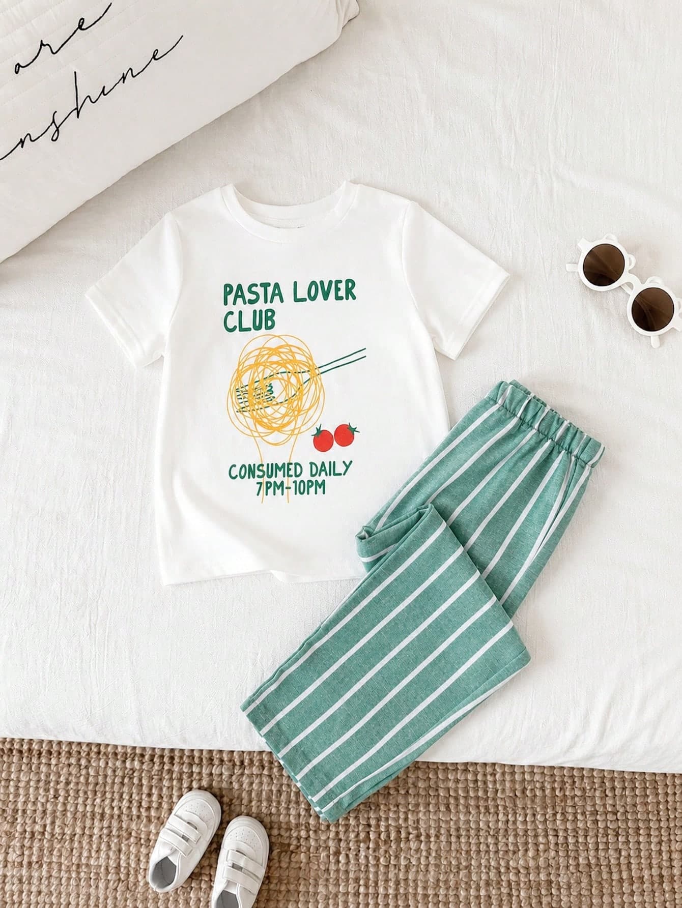SHEIN 2pcs/Set Young Boys Cute Cartoon Food & Letter Print T-Shirt And Striped Cargo Pants,Summer Matching Family Vacation Casual Sports Outfit For School
