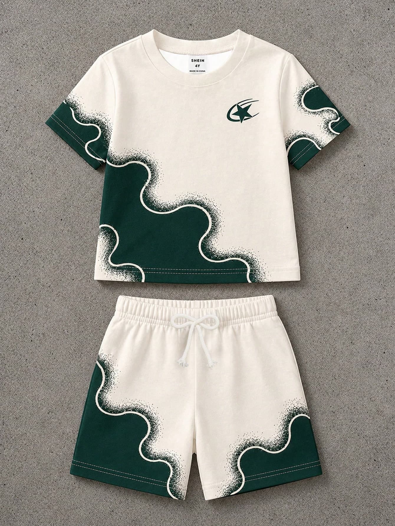 SHEIN Young Boys T-Shirt Set, Apricot Base With Dark Green Asymmetrical Wave Patchwork, Gradient Tie Dye Edge Transition With Shooting Star Logo Detail On Chest, Matching Color-Coordinated Short Sleeve Top And Shorts Set, Minimalist , American Vintage Style, Streetwear Outfit, Suitable For 4Y-7Y