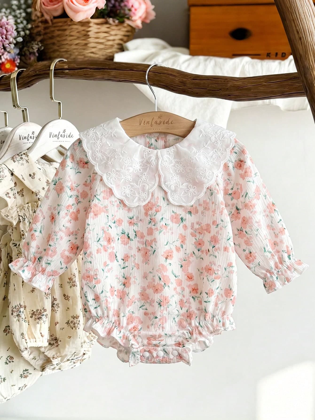 SHEIN Vintaside Kids Baby Girl Spring/Autumn New Cute Embroidered Peter Pan Collar Puff Long Sleeve Ruffle Hem Open Crotch Romper, Triangle Ruffle Pink Floral Print Design Back Neck Opening, Sweet Simple Versatile Pastoral Vacation Style, Birthday Photo Shoot 100 Days Photo Shoot, Baby Bodysuit