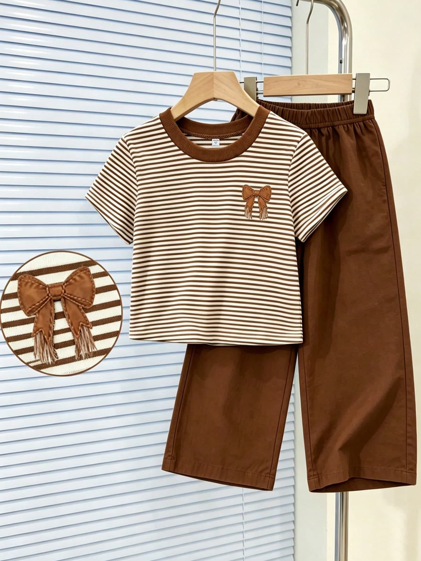 SHEIN Elladie kids 2pcs/Sets Young Girl Basic Casual Slouchy Solid Color Set, Horse Print, Asymmetric Hem, Side Ruched Design, Round Neck Short Sleeve T-Shirt, Paired With Yellow Striped Textured Fabric Straight Leg Pants Set, Suitable For Daily/Outing Multiple Occasions, Spring/Summer/All Seasons, Toddle Girls Sets, Children Daily Comfortable Summer Outfit, Girls Outfits