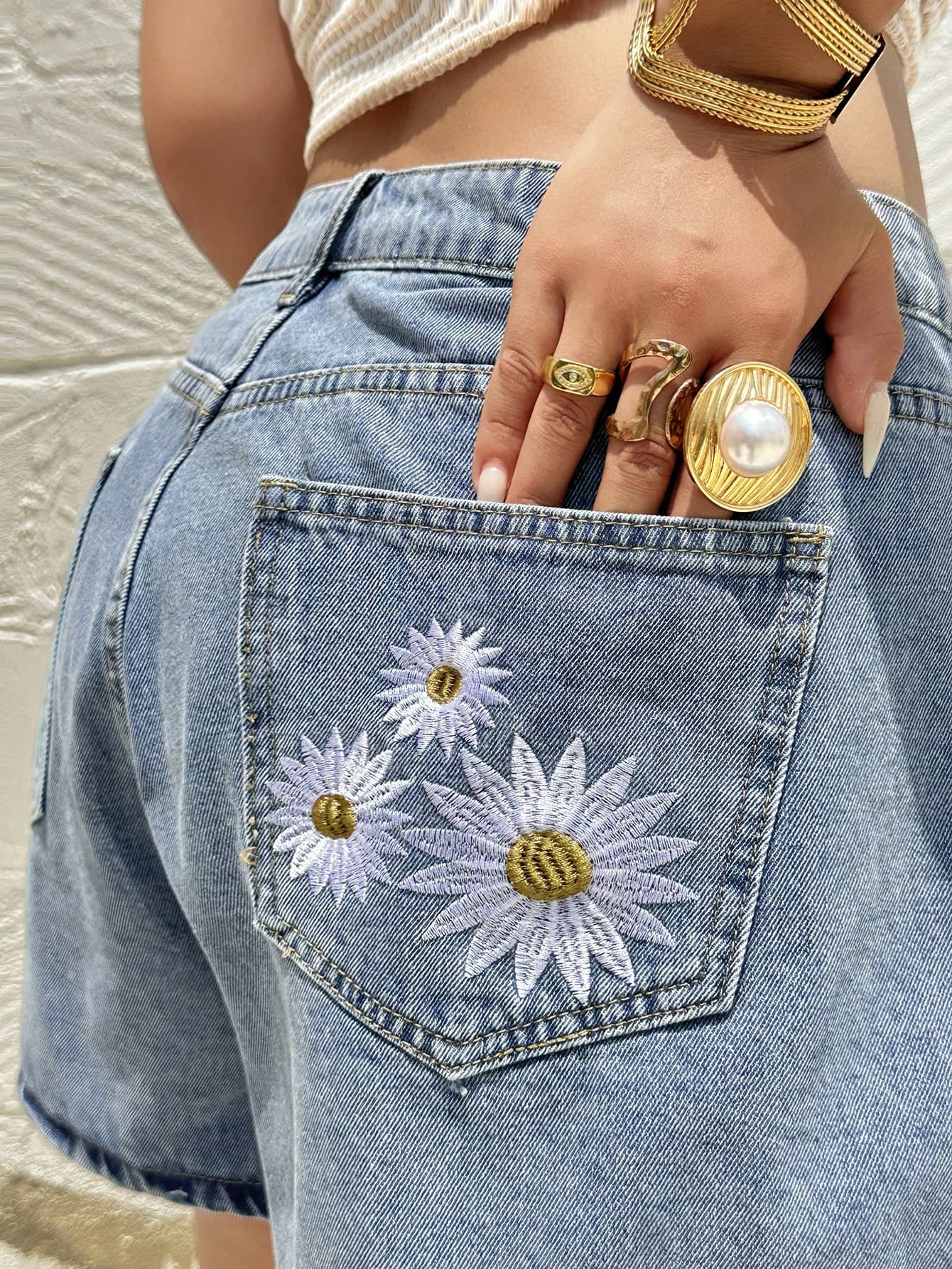 Dazy Plus Regular Mid-Waist Floral Embroidered Back Pocket Casual Plus Size Women's Denim Shorts, Spring/Summer