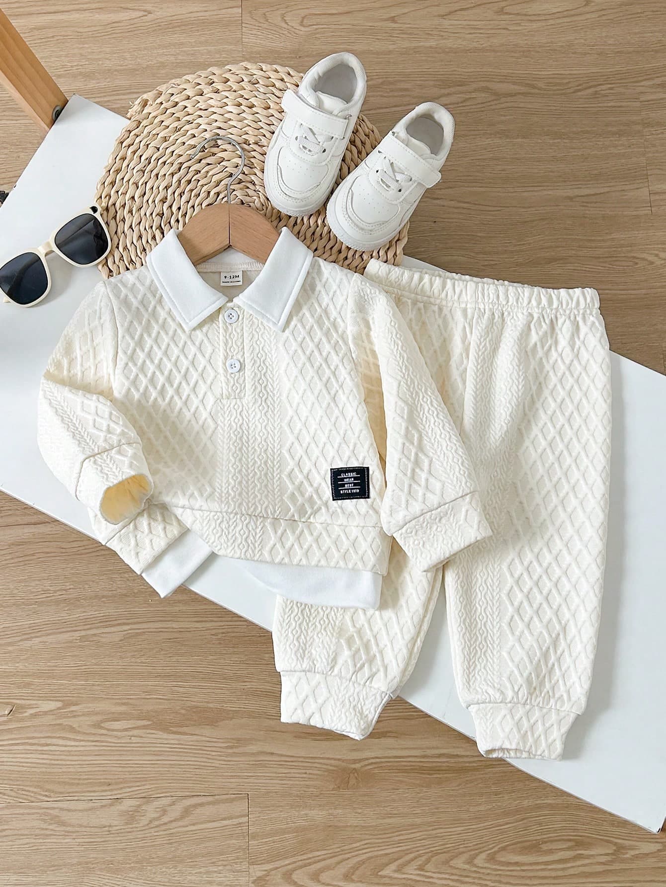 Souflis Souflis 2pcs/Set Infant Boys Autumn/Winter Minimalist Casual College Style Solid Color Patchwork Lapel 2 In 1 Long Sleeve Top And Solid Color Long Pants Set, Toddler POLO Shirt And Long Pants, Baby Textured Fabric, Baby Clothing, 6M-3T