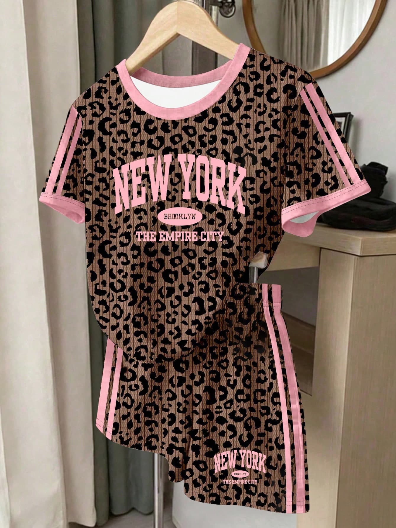 2pcs/Set Girls' Brown Leopard Print Digital Print Summer Vintage Striped Letter Pattern Casual Comfortable Crew Neck Short Sleeve T-Shirt & Shorts Set, Suitable For Daily Wear, Sports And School