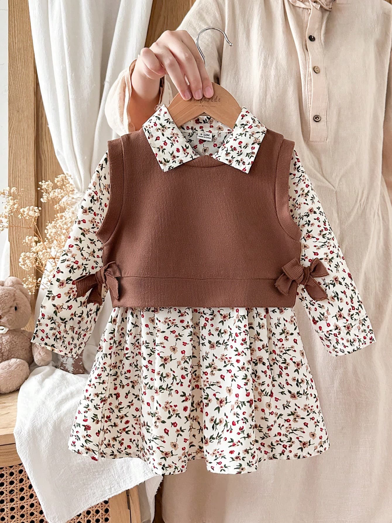 SHEIN Vintaside Kids Infant Girl Spring/Autumn Long Sleeve Turn-Down Collar Fresh Fashion Casual Elegant Digital Print Dress Paired With Short Sleeveless Round Neck Vest Dress, Suitable For Outings, Travel, Vacation, Camping, Friends Gathering Or Daily Casual Shopping