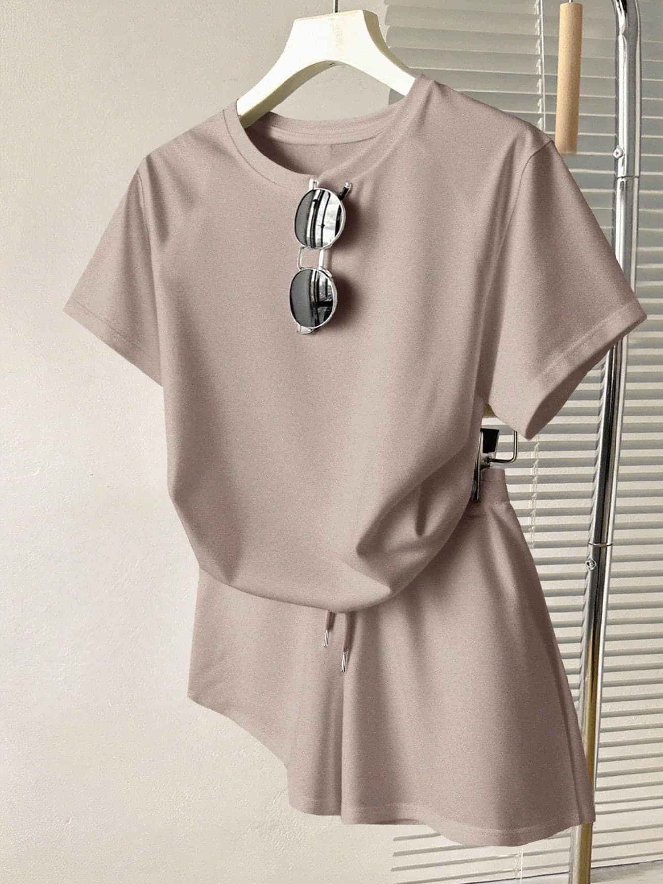 SHEIN Women's Solid Color Round Neck Short Sleeve T-Shirt And Drawstring Waist Shorts Casual Daily Outfit