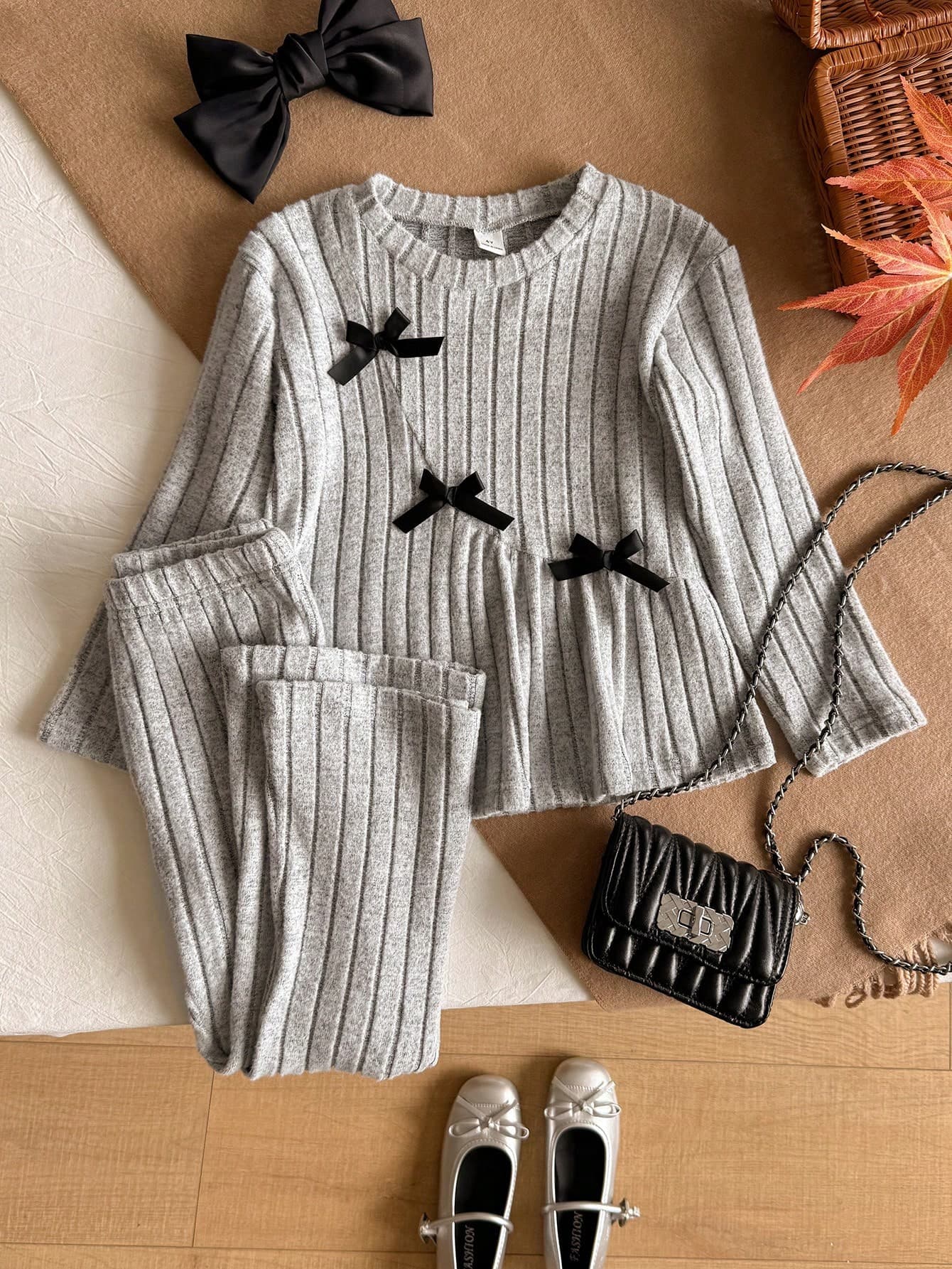 SHEIN Girls Korean Style Minimalist Fleece Ribbed 3D Bow Decor Asymmetric Patchwork Round Neck Long Sleeve T-Shirt & Matching Flared Pants Set