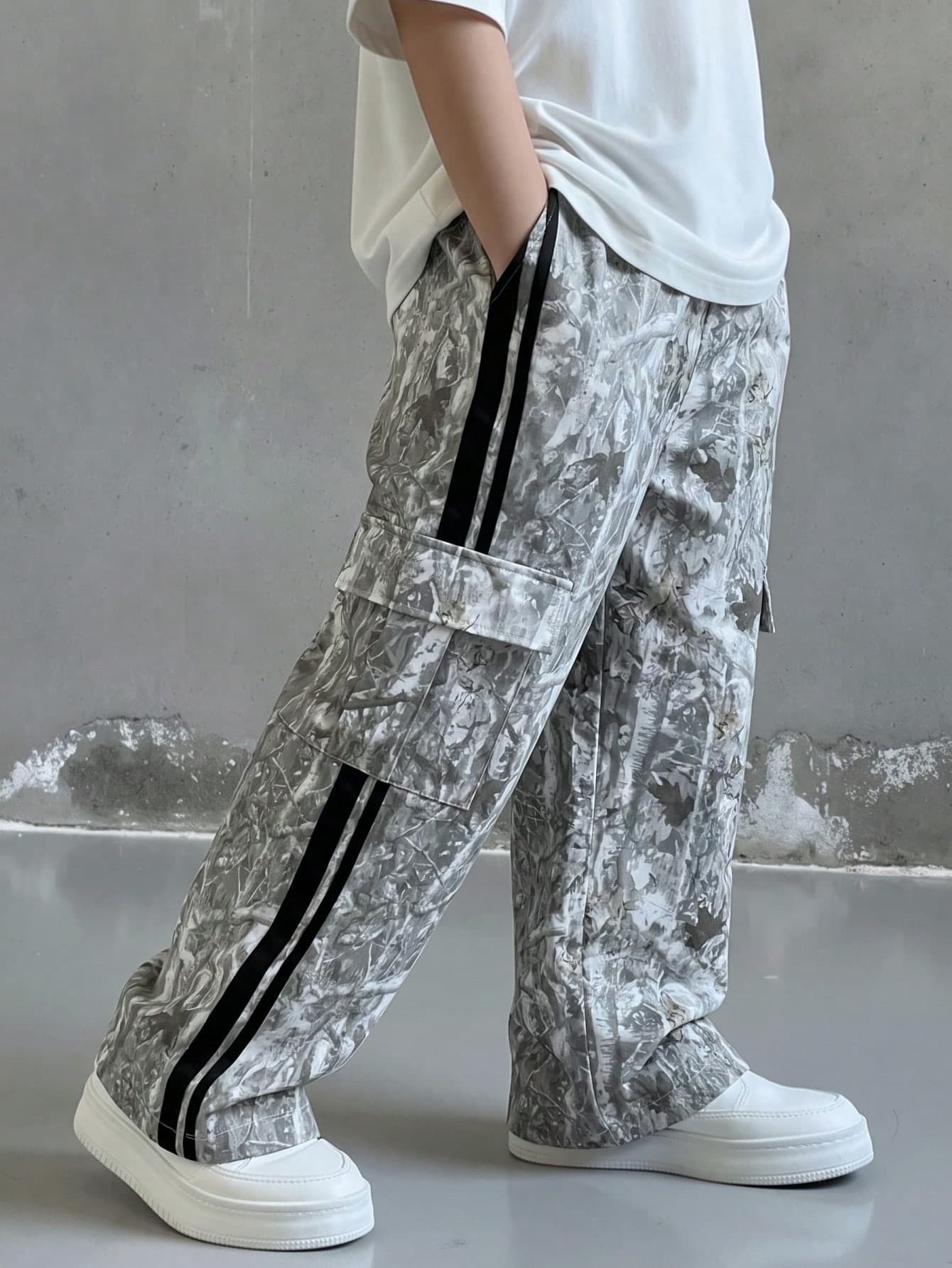 SHEIN Kids Tween Boys Casual Sports Cute Daily Comfortable Street Style Versatile Printed Straight Leg Pants With Webbing Strap Suitable For Outings School Daily Gatherings Autumn/Winter